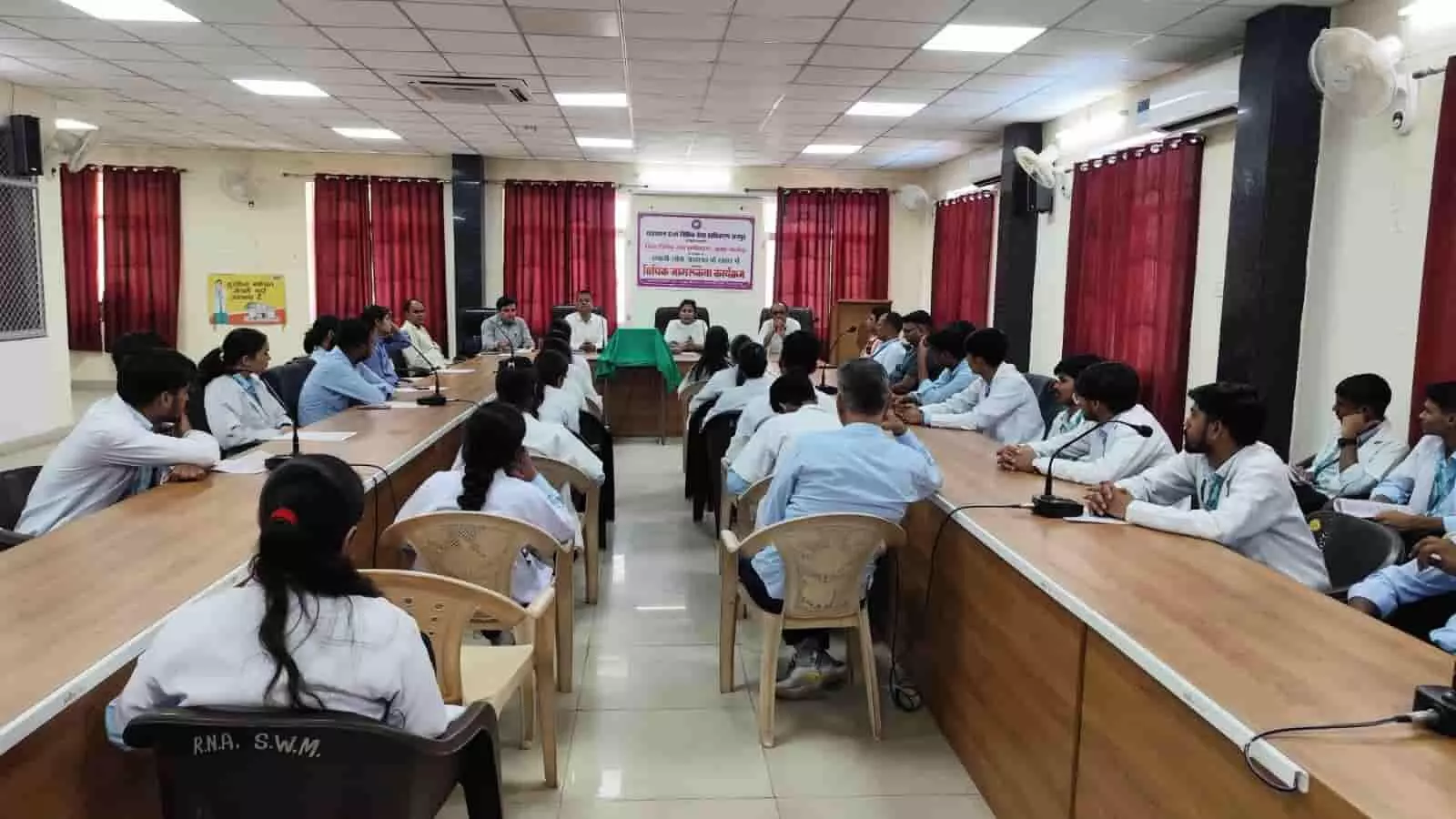 तस्वीर में सवाई माधोपुर अस्पताल में कानूनी जागरूकता शिविर के दौरान मौजूद अधिकारी और प्रतिभागी। तस्वीर में सवाई माधोपुर अस्पताल में कानूनी जागरूकता शिविर के दौरान मौजूद अधिकारी और प्रतिभागी।