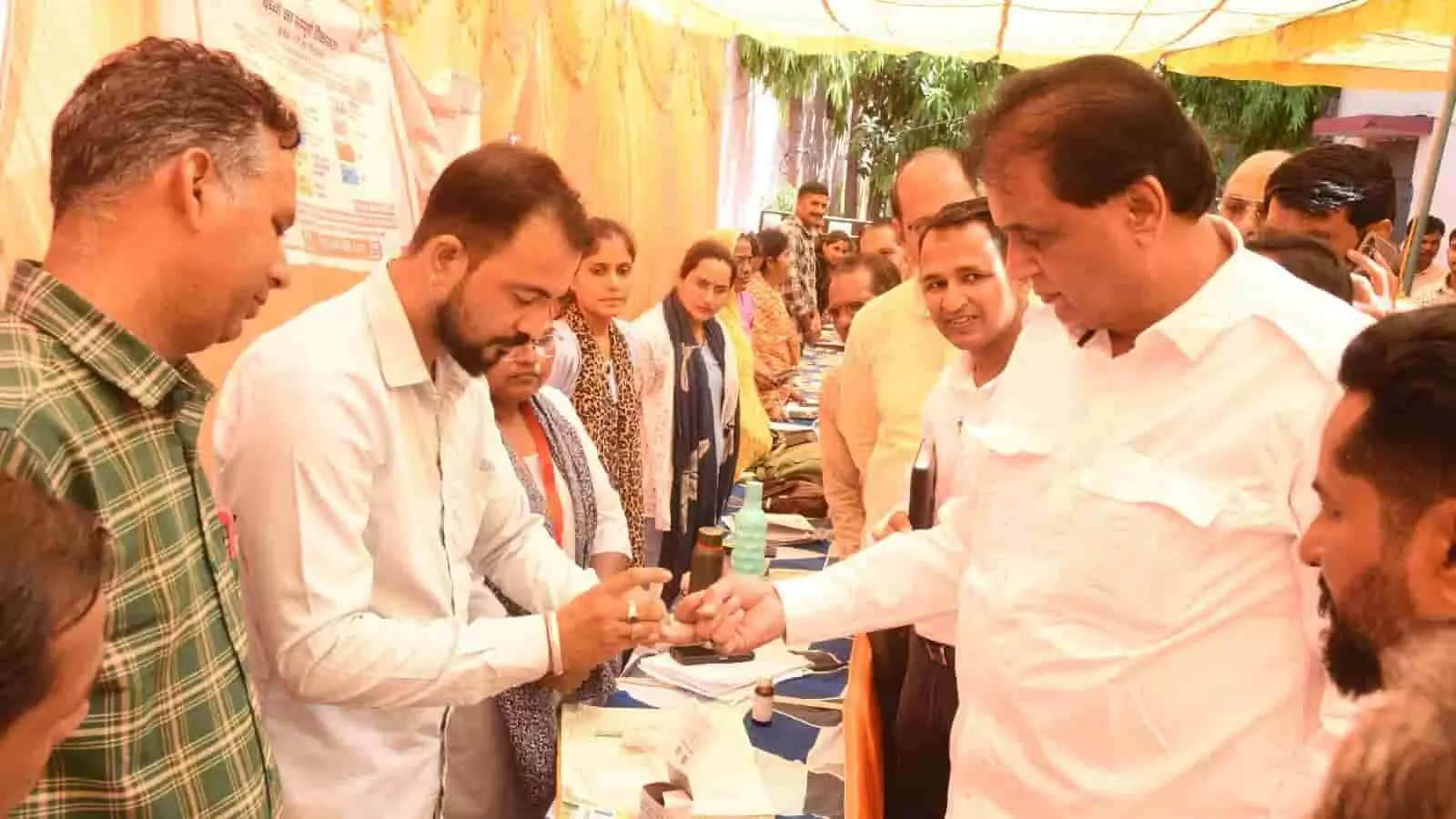 शहरी सेवा शिविर के दौरान नगरपालिका परिसर में स्वास्थ्य स्टॉल पर चिकित्सा कर्मियों से जानकारी लेते विधायक श्रीचंद कृपलानी और अन्य जनप्रतिनिधि। शहरी सेवा शिविर के दौरान नगरपालिका परिसर में स्वास्थ्य स्टॉल पर चिकित्सा कर्मियों से जानकारी लेते विधायक श्रीचंद कृपलानी और अन्य जनप्रतिनिधि।