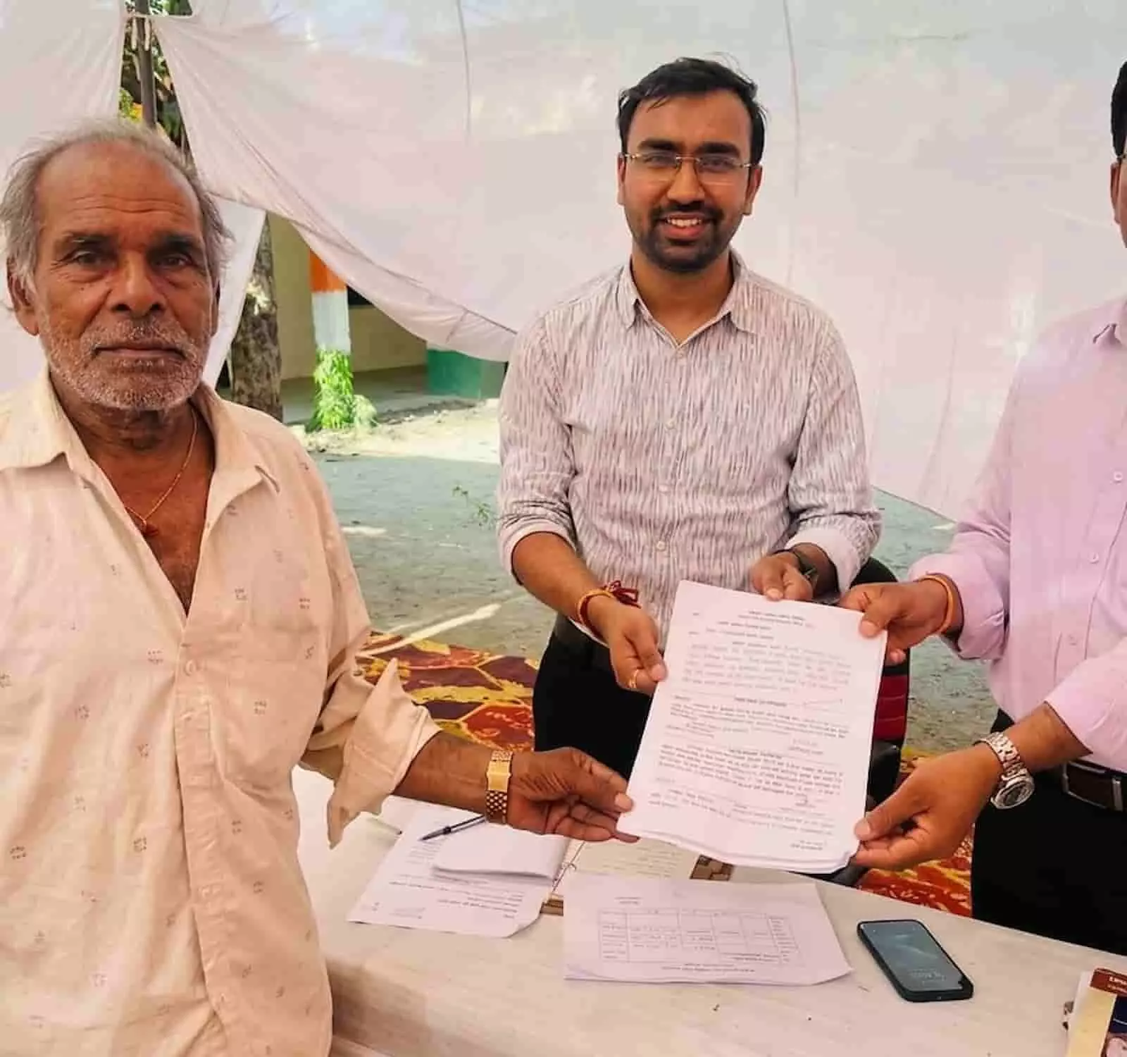 ग्राम पंचायत अचलपुरा के सेवा शिविर में एक ग्रामीण को दस्तावेज सौंपते प्रशासनिक अधिकारी। ग्राम पंचायत अचलपुरा के सेवा शिविर में एक ग्रामीण को दस्तावेज सौंपते प्रशासनिक अधिकारी।