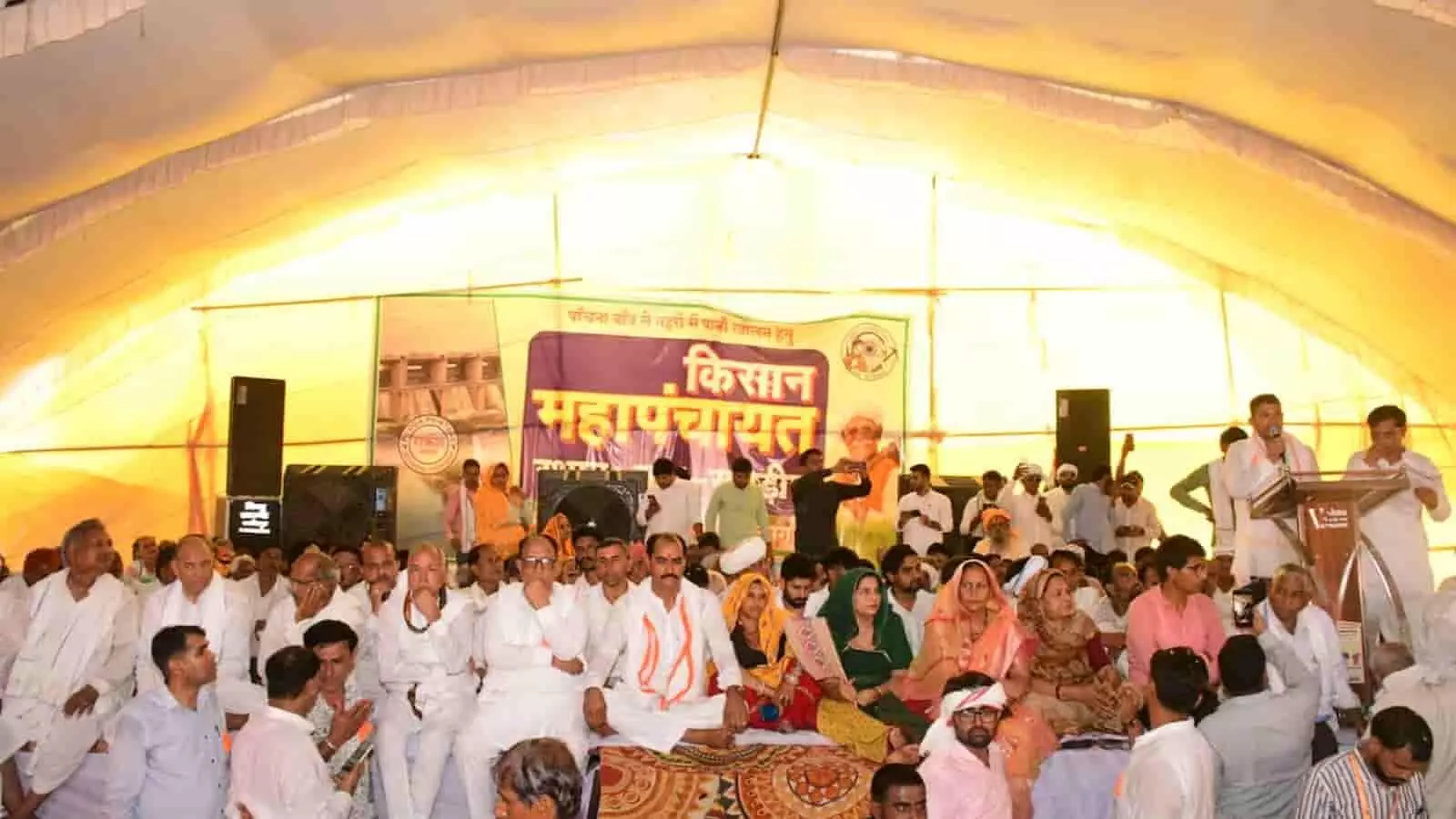 तस्वीर में किसान और जनप्रतिनिधि खण्डीप में पांचना बांध से सिंचाई के लिए पानी की मांग को लेकर प्रदर्शन कर रहे हैं। तस्वीर में किसान और जनप्रतिनिधि खण्डीप में पांचना बांध से सिंचाई के लिए पानी की मांग को लेकर प्रदर्शन कर रहे हैं।