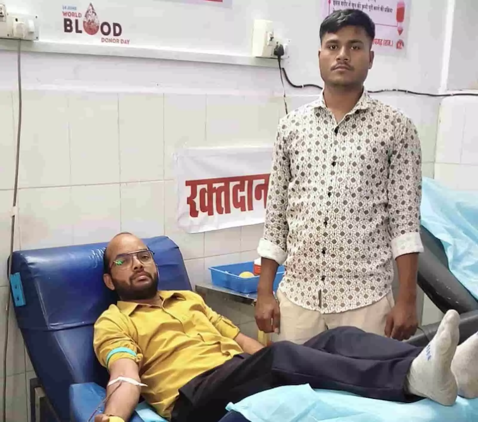 जिला चिकित्सालय के बेड पर लेटे हुए रक्तदान करते जनार्दन जायसवाल जिला चिकित्सालय के बेड पर लेटे हुए रक्तदान करते जनार्दन जायसवाल
