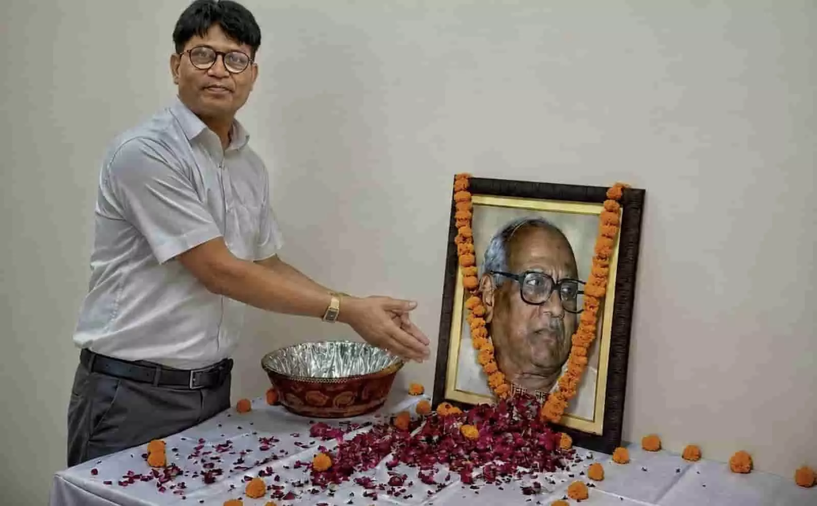 तस्वीर में अंसार खलीफा सुंदर सिंह भंडारी के चित्र पर पुष्पांजलि अर्पित करते हुए दिख रहे हैं। तस्वीर में अंसार खलीफा सुंदर सिंह भंडारी के चित्र पर पुष्पांजलि अर्पित करते हुए दिख रहे हैं।