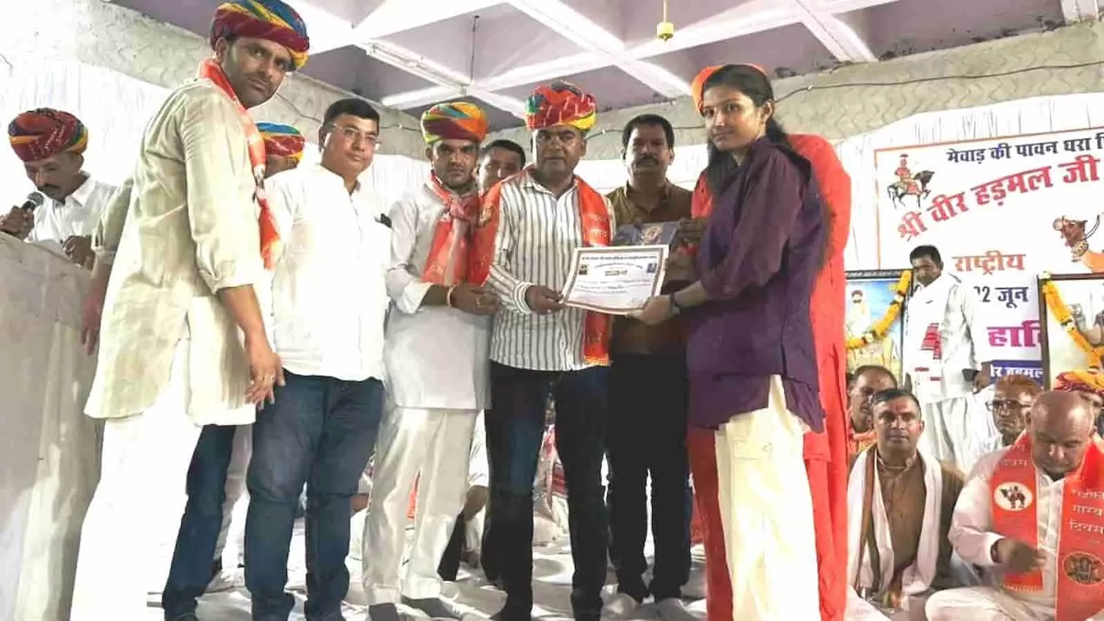 चित्तौड़गढ़ के कार्यक्रम में मंचासीन अतिथियों द्वारा एक महिला को सम्मानित करते हुए। चित्तौड़गढ़ के कार्यक्रम में मंचासीन अतिथियों द्वारा एक महिला को सम्मानित करते हुए।