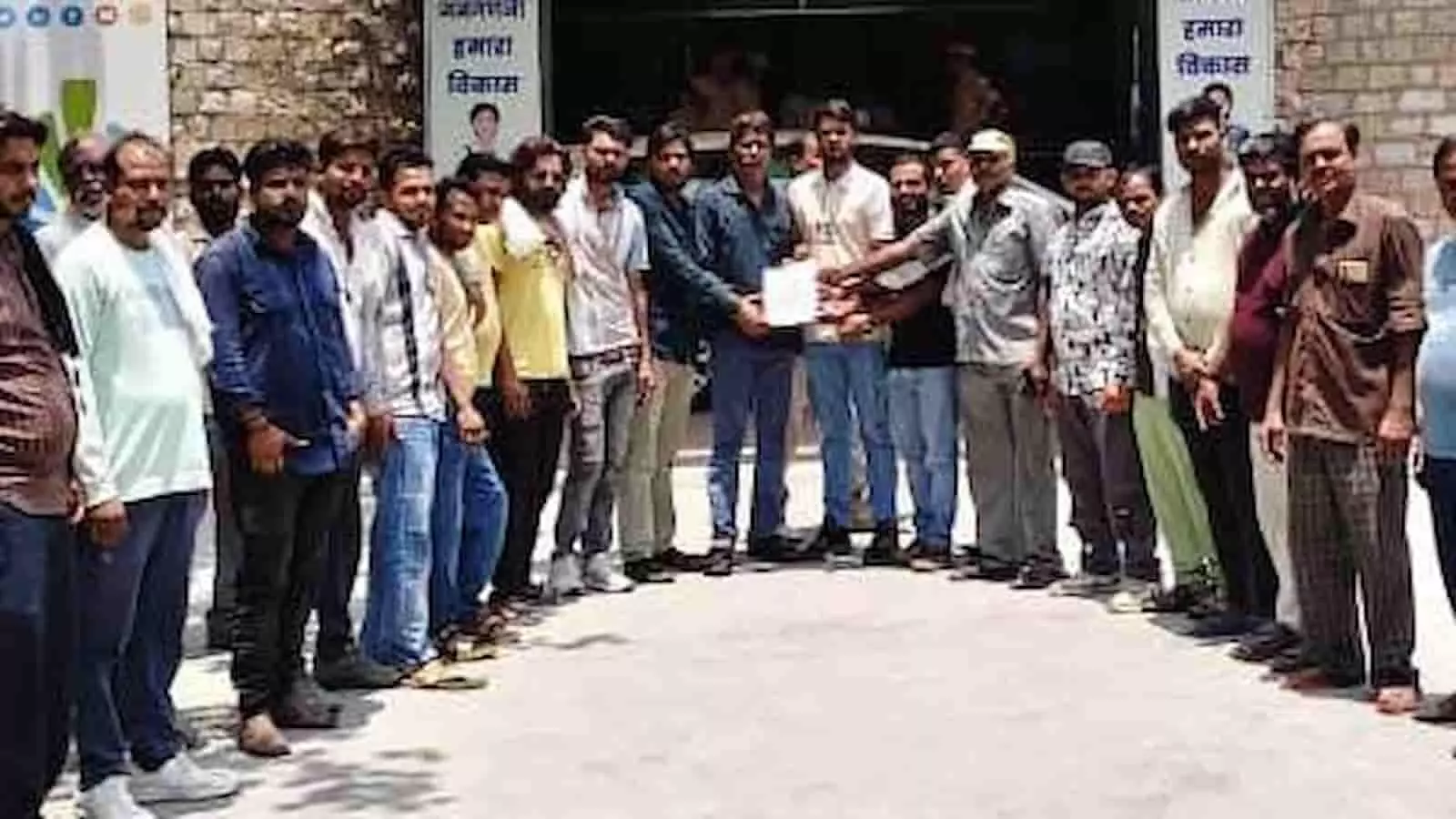 पुलिस अधीक्षक कार्यालय के बाहर ज्ञापन सौंपने खड़े ऑटो रिक्शा चालक यूनियन के सदस्य।