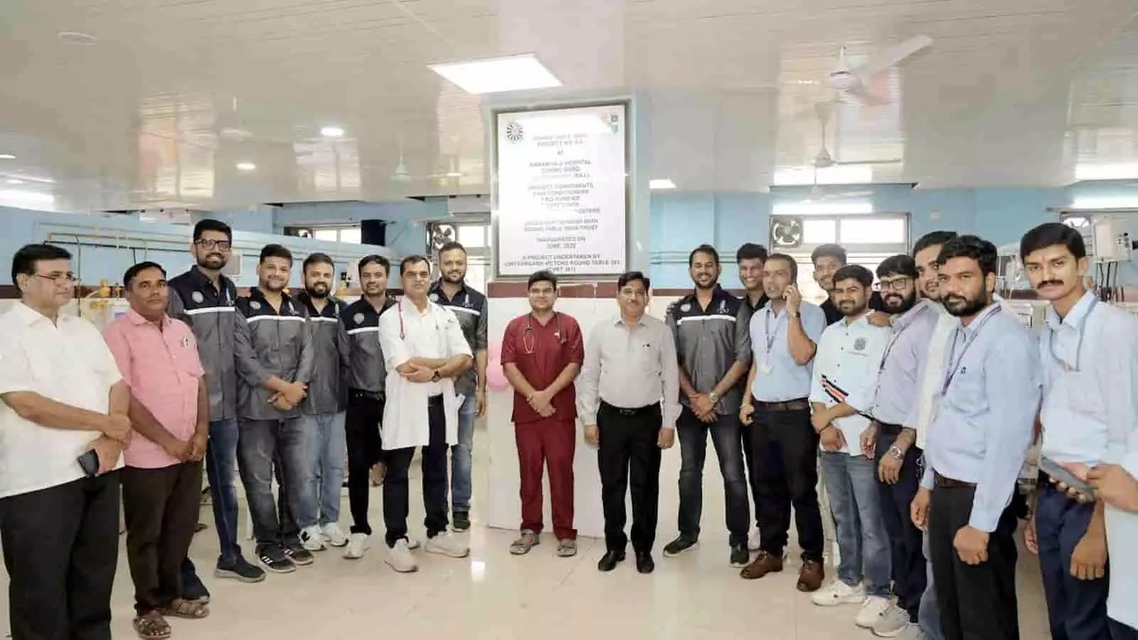 चित्तौड़गढ़ के सांवलिया जी अस्पताल में नवनिर्मित शिशु वार्ड के लोकार्पण कार्यक्रम के दौरान उपस्थित डॉक्टर और सामाजिक कार्यकर्ता।