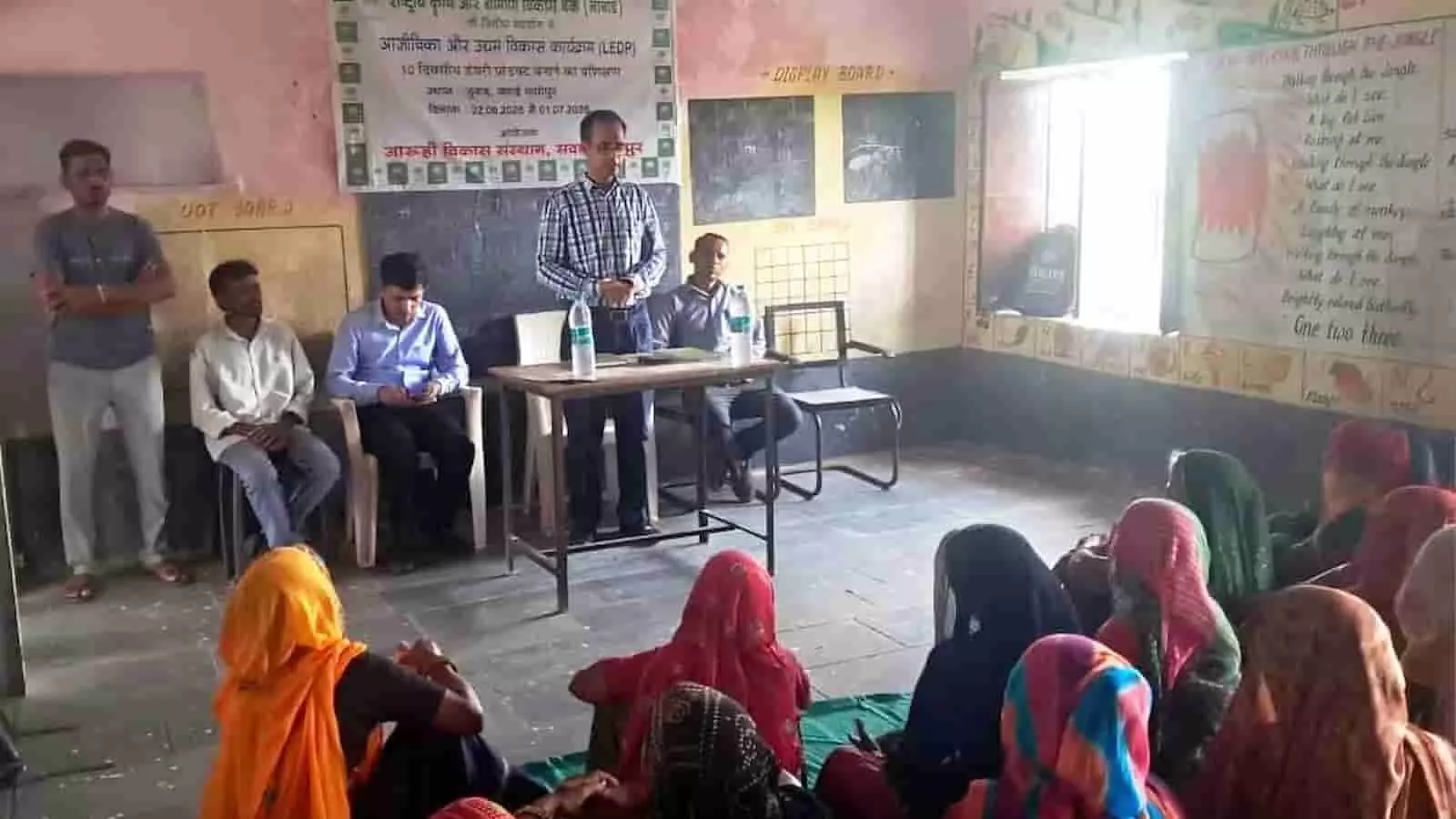 तस्वीर में सवाई माधोपुर में महिलाओं के लिए आयोजित डेयरी प्रशिक्षण सत्र दिख रहा है। तस्वीर में सवाई माधोपुर में महिलाओं के लिए आयोजित डेयरी प्रशिक्षण सत्र दिख रहा है।