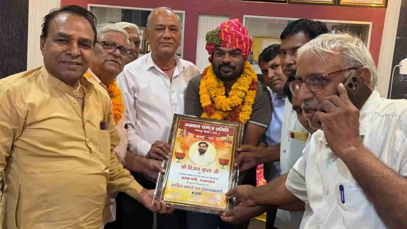 तस्वीर में विजय गुप्ता का स्वागत करते अग्रवाल समाज समिति के पदाधिकारी गंगापुर सिटी में दिख रहे हैं। तस्वीर में विजय गुप्ता का स्वागत करते अग्रवाल समाज समिति के पदाधिकारी गंगापुर सिटी में दिख रहे हैं।