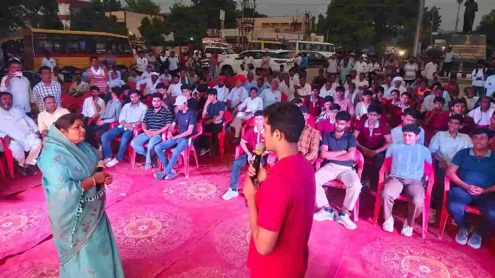 तस्वीर में विधायक इंदिरा मीणा सवाई माधोपुर में छात्रों के साथ नीट पेपर लीक पर संवाद कर रही हैं। तस्वीर में विधायक इंदिरा मीणा सवाई माधोपुर में छात्रों के साथ नीट पेपर लीक पर संवाद कर रही हैं।