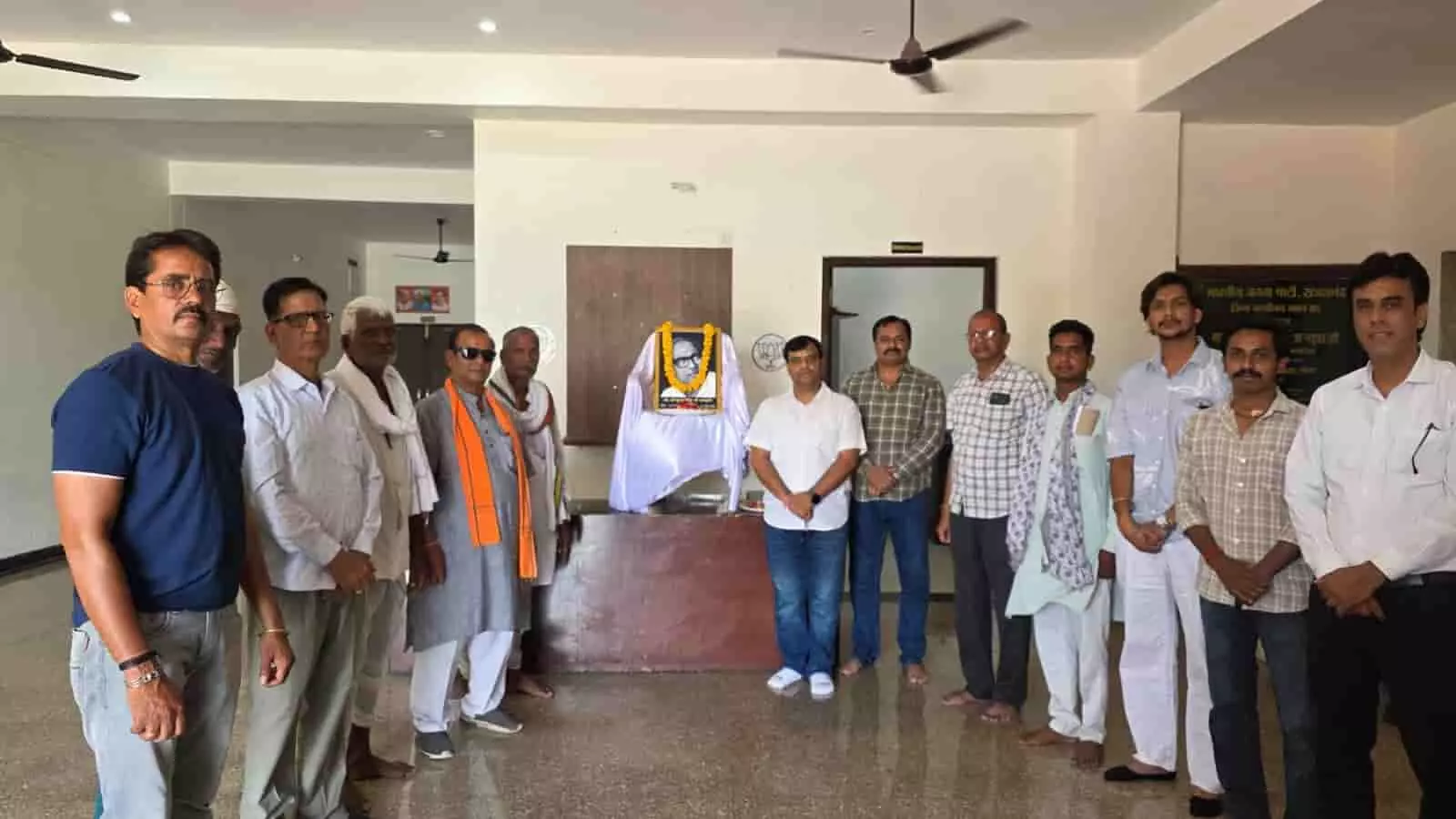 राजसमंद भाजपा कार्यालय में सुंदर सिंह भंडारी की तस्वीर के पास श्रद्धांजलि देने खड़े पार्टी पदाधिकारी और कार्यकर्ता। राजसमंद भाजपा कार्यालय में सुंदर सिंह भंडारी की तस्वीर के पास श्रद्धांजलि देने खड़े पार्टी पदाधिकारी और कार्यकर्ता।