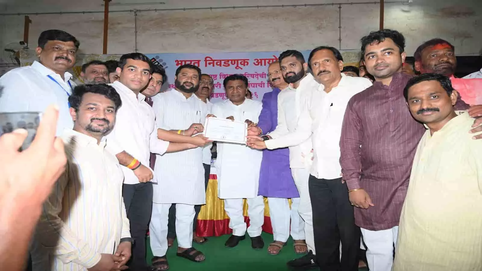 तस्वीर में बसवराज पाटील मुरूमकर धाराशिव विधान परिषद चुनाव में जीत के बाद प्रमाणपत्र लेते दिख रहे हैं। तस्वीर में बसवराज पाटील मुरूमकर धाराशिव विधान परिषद चुनाव में जीत के बाद प्रमाणपत्र लेते दिख रहे हैं।