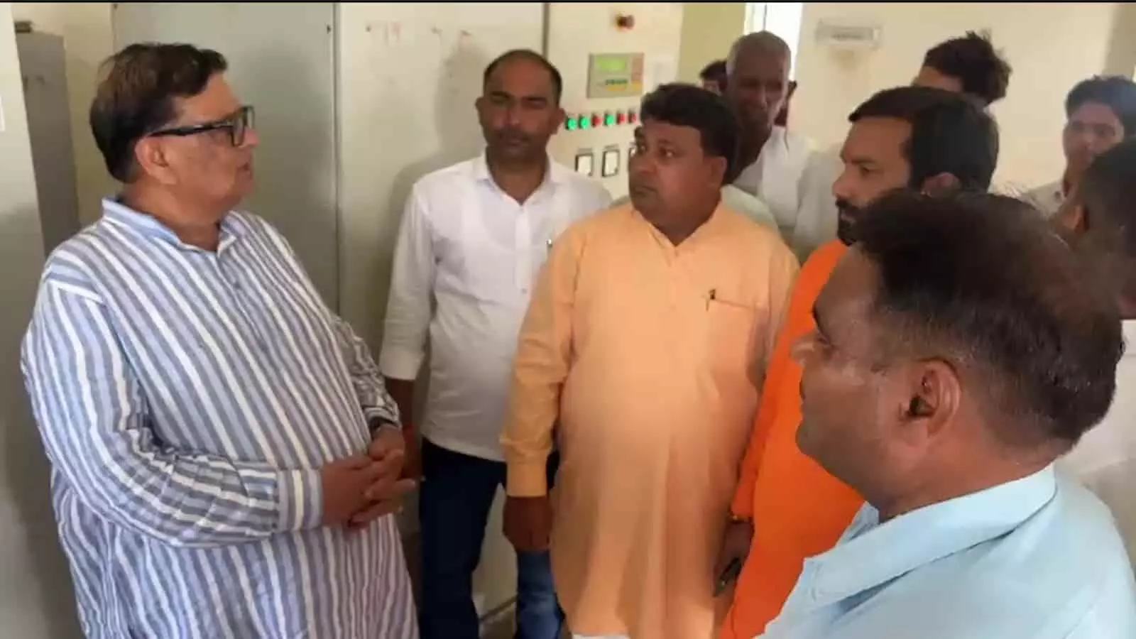 तस्वीर में ऊर्जा मंत्री कैलाश राजपूत कन्नौज में सोलर प्लांट का निरीक्षण कर रहे हैं। तस्वीर में ऊर्जा मंत्री कैलाश राजपूत कन्नौज में सोलर प्लांट का निरीक्षण कर रहे हैं।