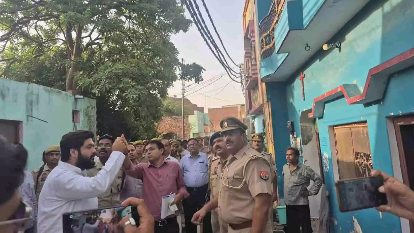 अलीगंज में मुहर्रम जुलूस की सुरक्षा व्यवस्था के निरीक्षण के दौरान अधिकारियों से बातचीत करते पुलिसकर्मी और स्थानीय लोग। अलीगंज में मुहर्रम जुलूस की सुरक्षा व्यवस्था के निरीक्षण के दौरान अधिकारियों से बातचीत करते पुलिसकर्मी और स्थानीय लोग।