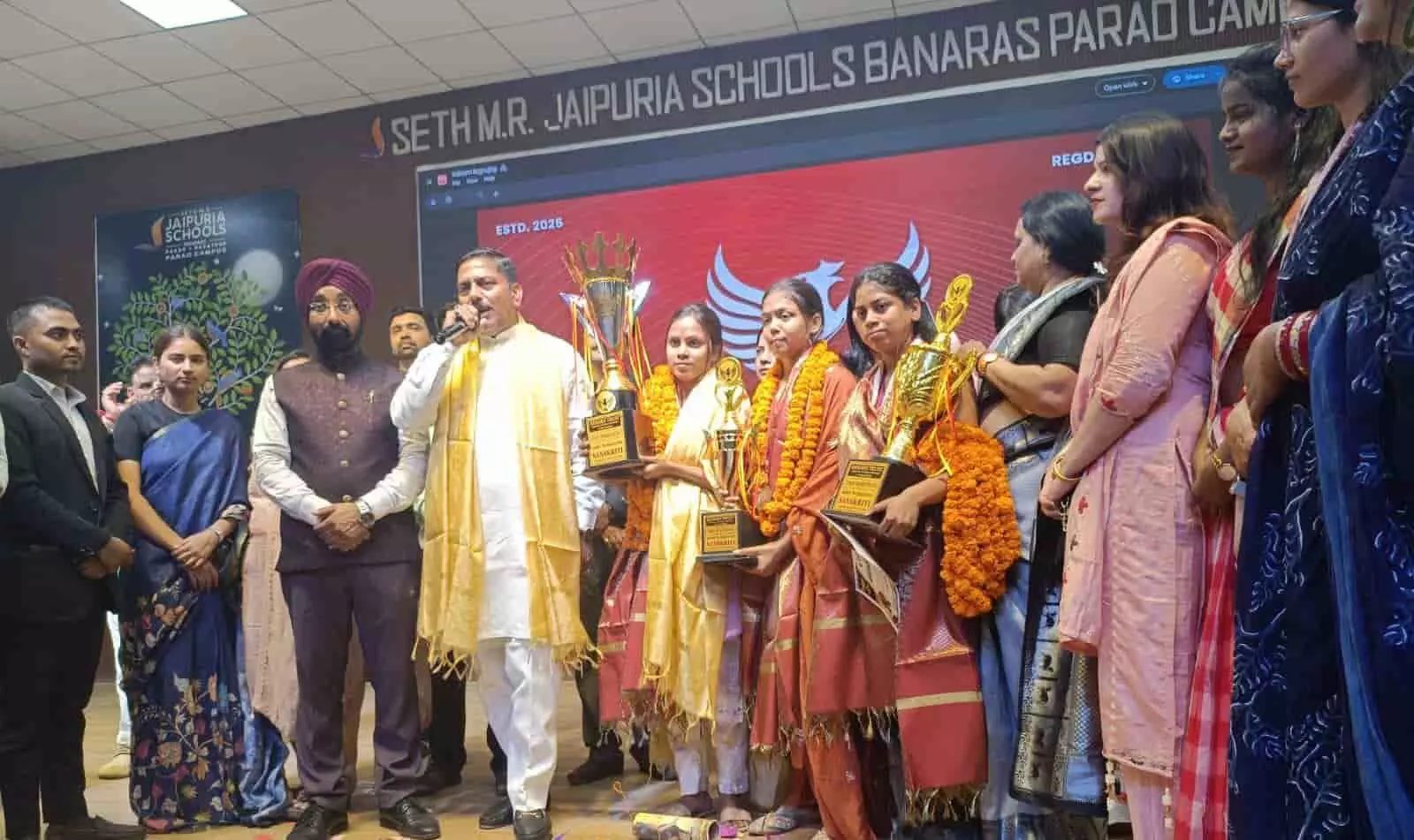 पूर्वांचल की बेटियों ने रचा इतिहास, मेहंदी प्रतियोगिता में दिखा कला का अद्भुत हुनर पूर्वांचल की बेटियों ने रचा इतिहास, मेहंदी प्रतियोगिता में दिखा कला का अद्भुत हुनर