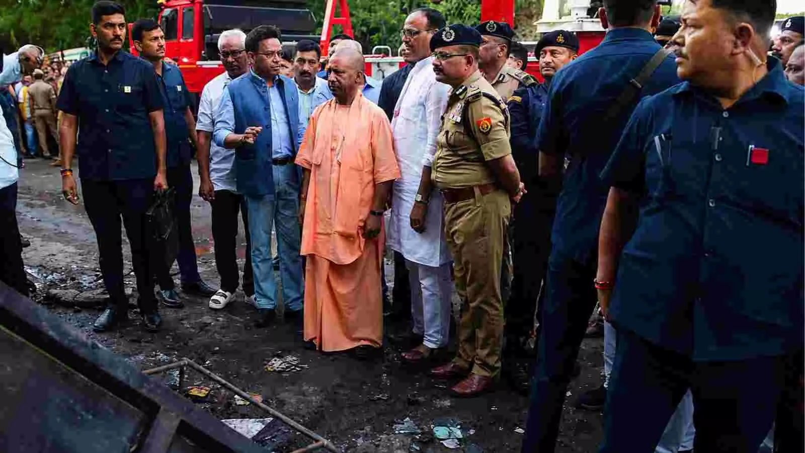 मुख्यमंत्री योगी आदित्यनाथ लखनऊ के अलीगंज में अग्निकांड स्थल का निरीक्षण कर रहे हैं।