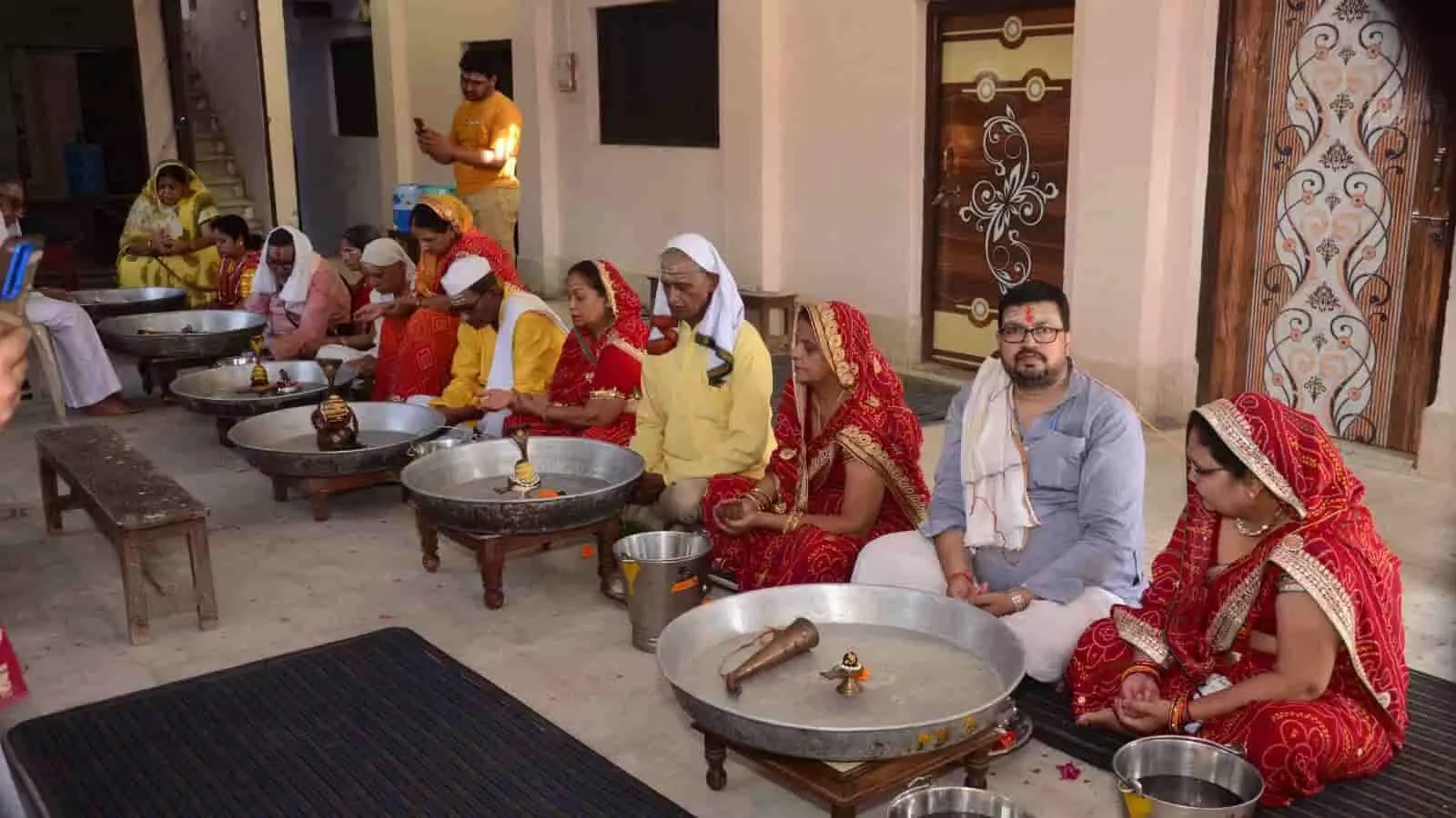 भरतपुर में माहेश्वरी समाज के सदस्यों द्वारा भगवान शिव का रुद्राभिषेक अनुष्ठान किया जा रहा है। भरतपुर में माहेश्वरी समाज के सदस्यों द्वारा भगवान शिव का रुद्राभिषेक अनुष्ठान किया जा रहा है।