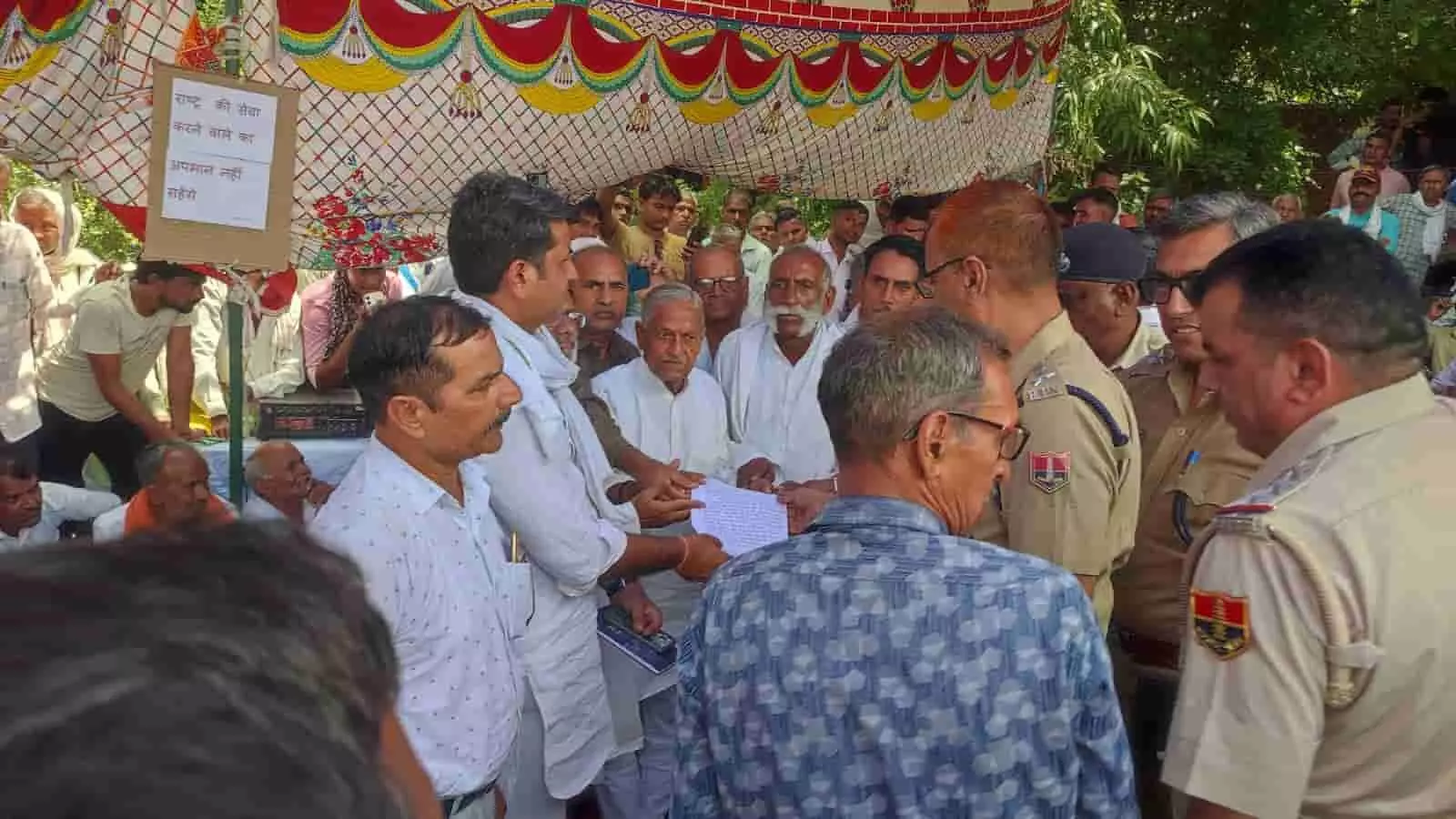 खेड़ली मोड़ थाना परिसर में ग्रामीण पुलिस अधिकारियों को मेजर शैलेंद्र मामले में ज्ञापन सौंप रहे हैं। खेड़ली मोड़ थाना परिसर में ग्रामीण पुलिस अधिकारियों को मेजर शैलेंद्र मामले में ज्ञापन सौंप रहे हैं।