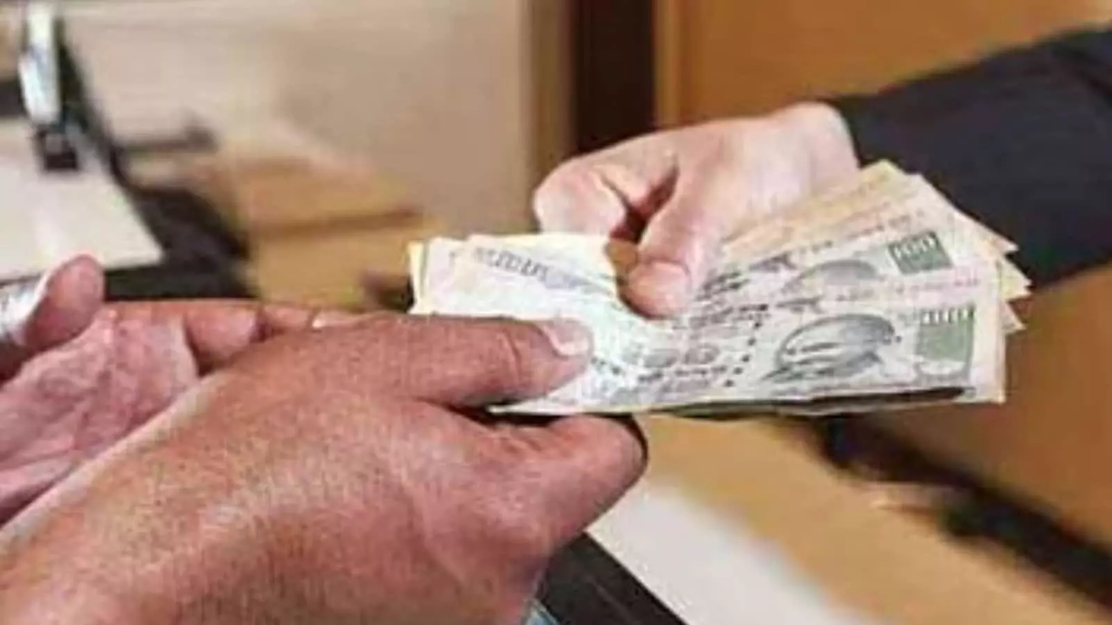 रिश्वत लेते हुए व्यक्ति का हाथ, घनसावंगी भूमि अभिलेख कार्यालय में एसीबी की कार्रवाई का दृश्य। रिश्वत लेते हुए व्यक्ति का हाथ, घनसावंगी भूमि अभिलेख कार्यालय में एसीबी की कार्रवाई का दृश्य।