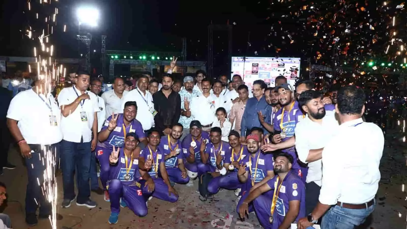 भोपालगंज ए के खिलाड़ी भीलवाड़ा में एमपीएल 2026 का खिताब जीतने के बाद जश्न मना रहे हैं। भोपालगंज ए के खिलाड़ी भीलवाड़ा में एमपीएल 2026 का खिताब जीतने के बाद जश्न मना रहे हैं।