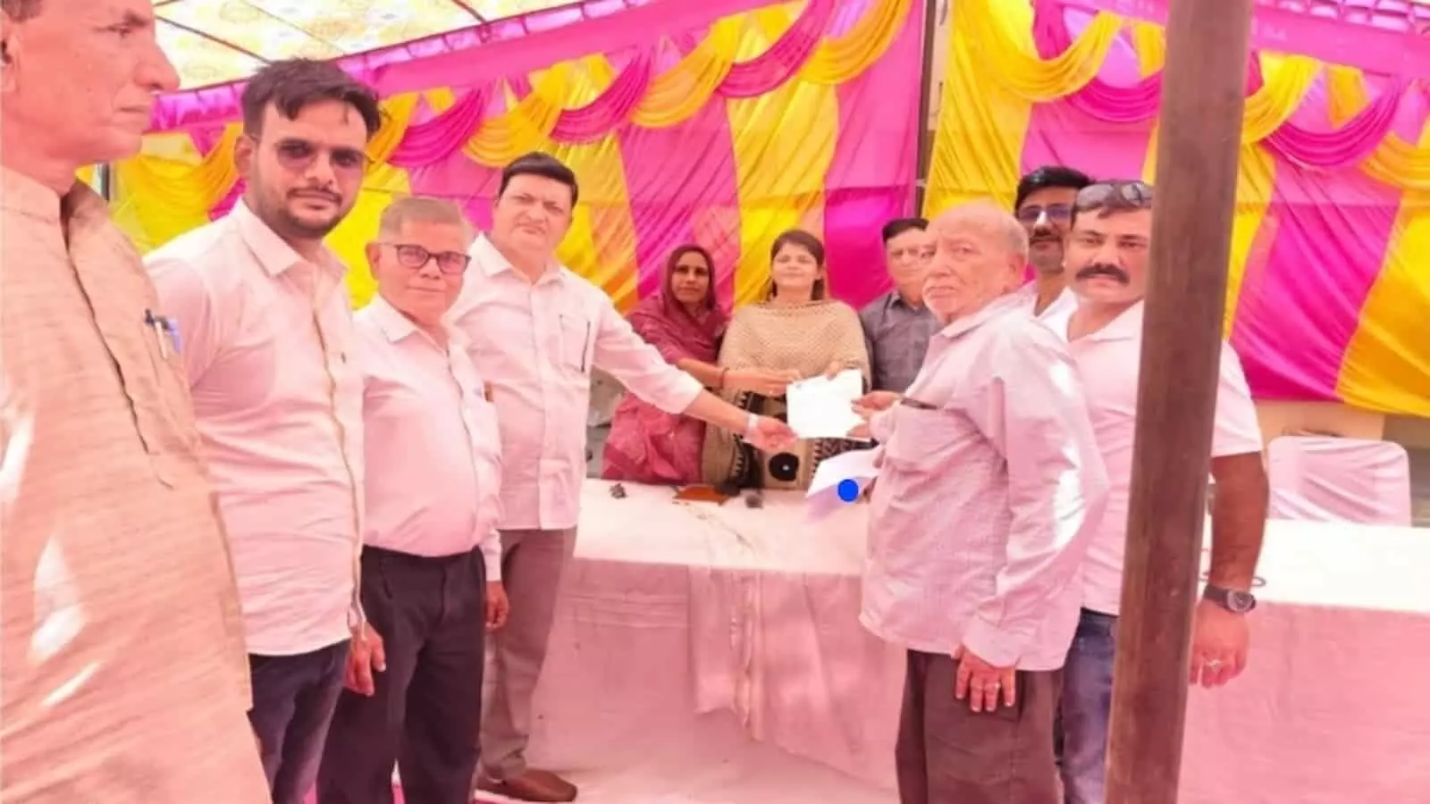 ईटावा भोजजी शिविर में कमलेश कुमार सोनी को भूमि का पट्टा सौंपते अधिकारी।
