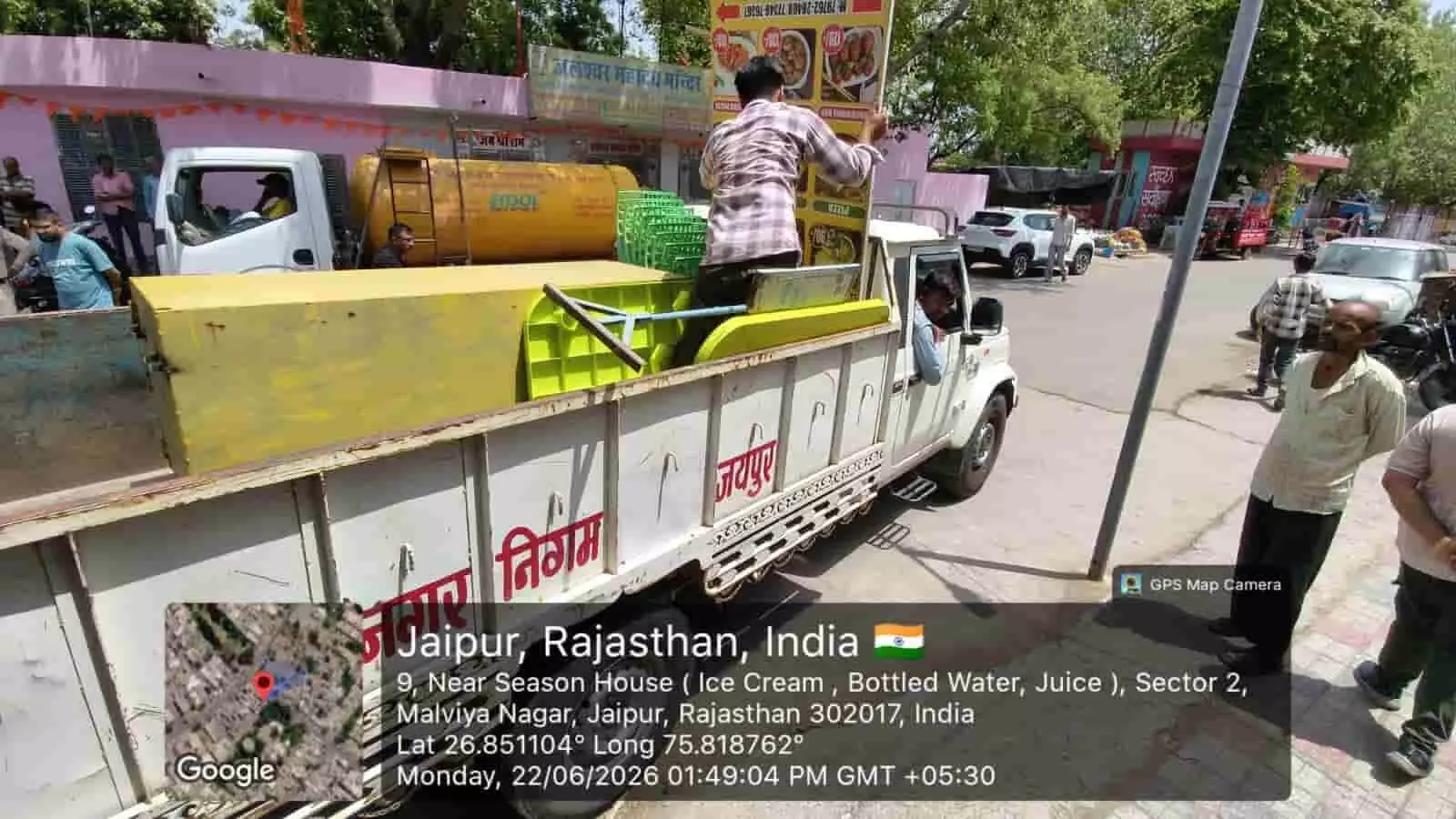 नगर निगम जयपुर की सतर्कता टीम प्रमुख सड़कों से अवैध अस्थाई अतिक्रमण हटाते हुए।