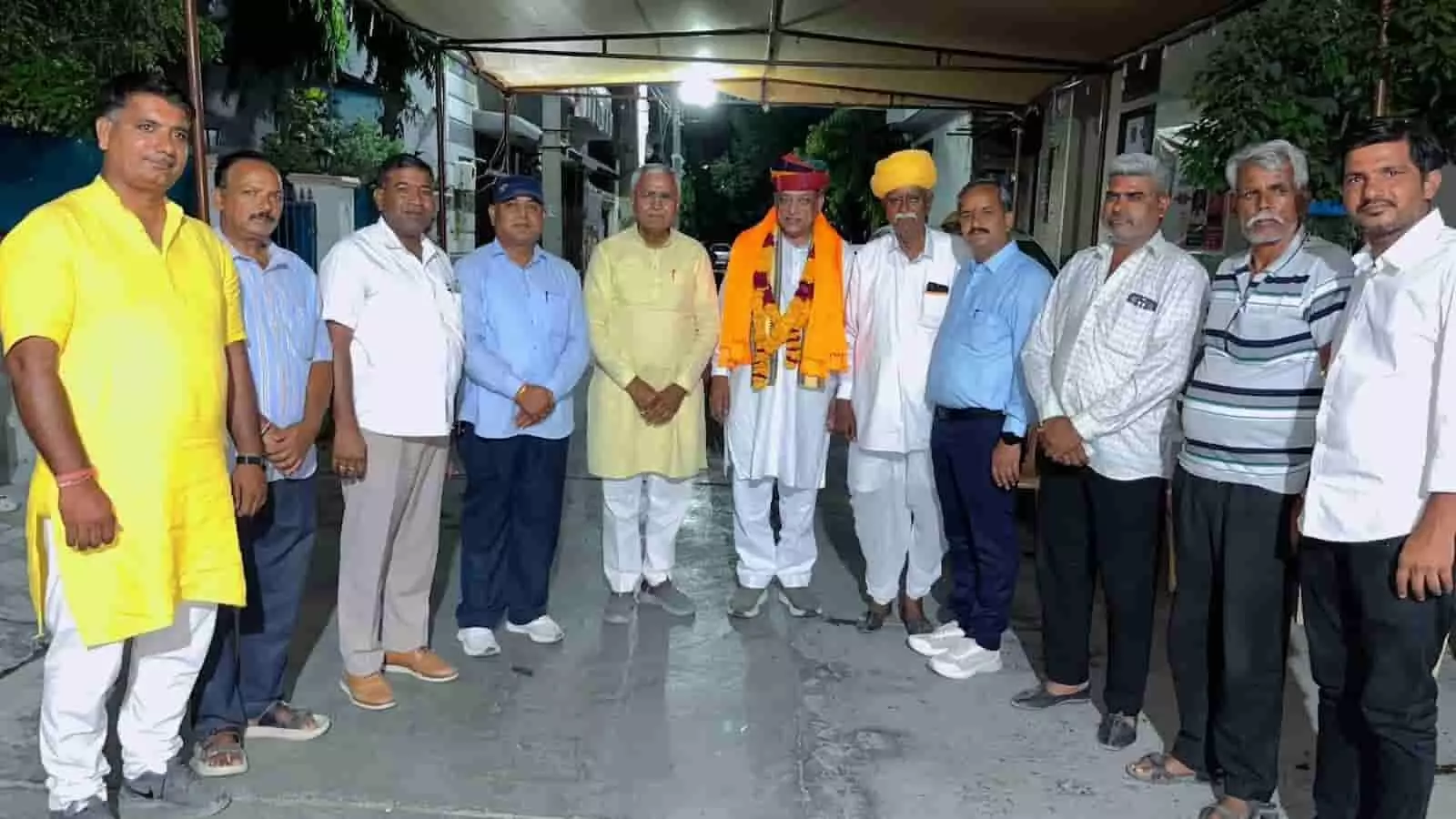 नेतरा गांव में कैबिनेट मंत्री जोराराम कुमावत का स्वागत करते ग्रामीण और जनप्रतिनिधि।