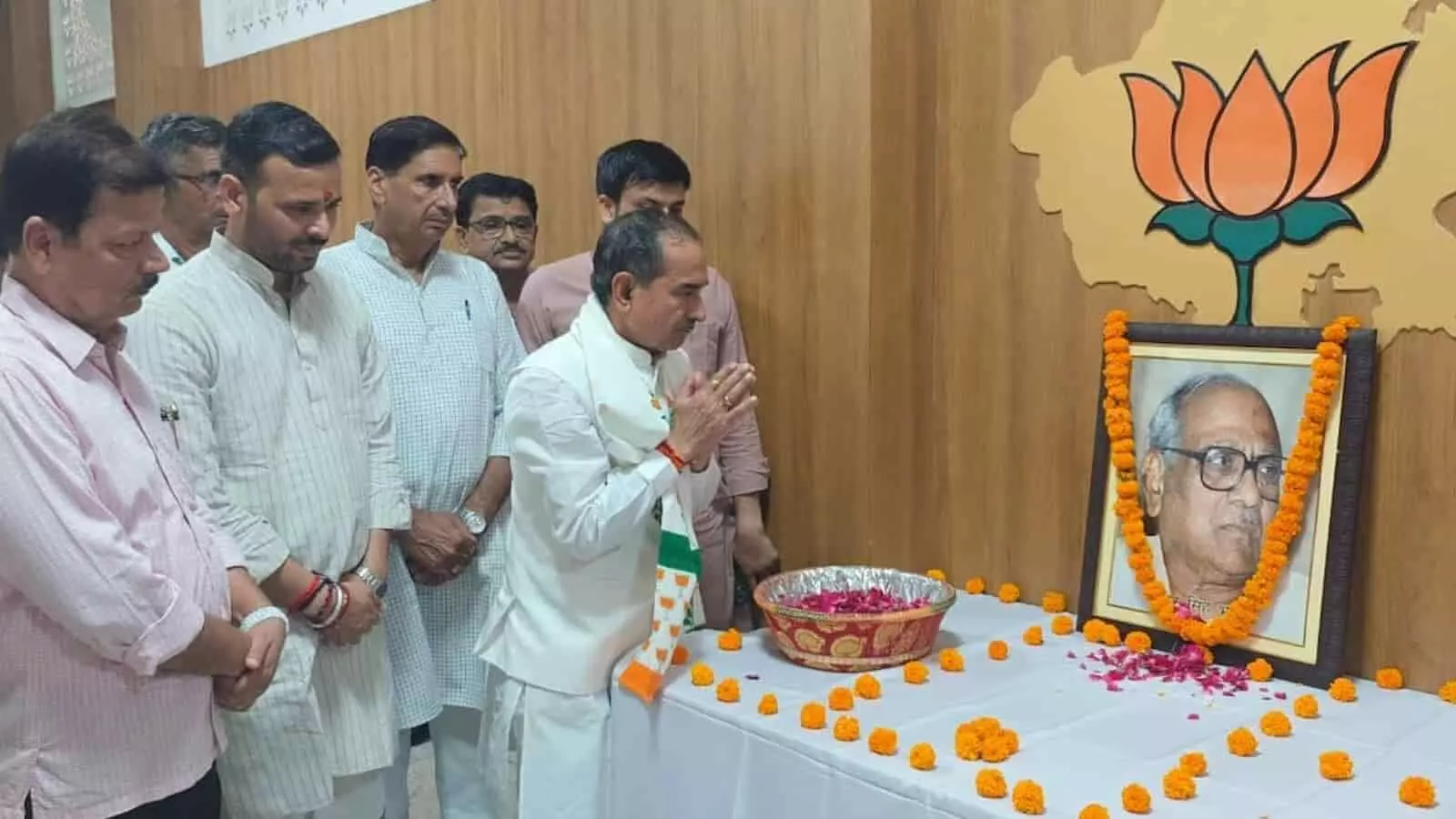 भाजपा प्रदेश कार्यालय जयपुर में सुंदर सिंह भंडारी को पुष्पांजलि अर्पित करते मदन राठौड़।