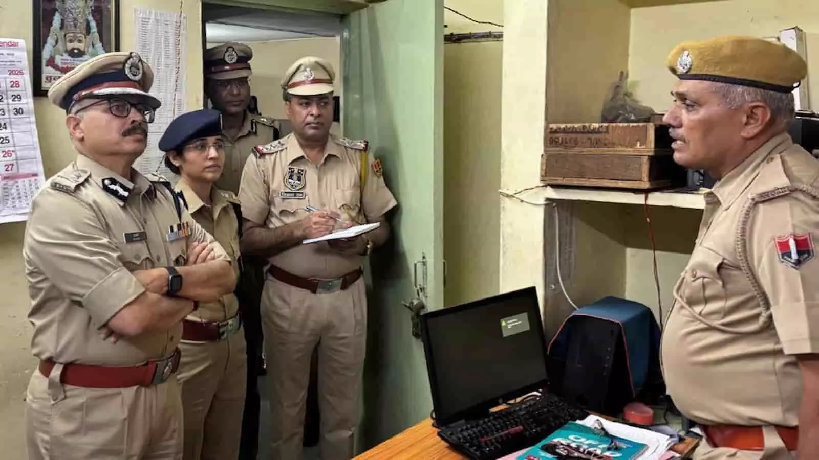 पुलिस महानिदेशक राजीव कुमार शर्मा जयपुर के सांगानेर थाने का निरीक्षण कर रहे हैं। पुलिस महानिदेशक राजीव कुमार शर्मा जयपुर के सांगानेर थाने का निरीक्षण कर रहे हैं।