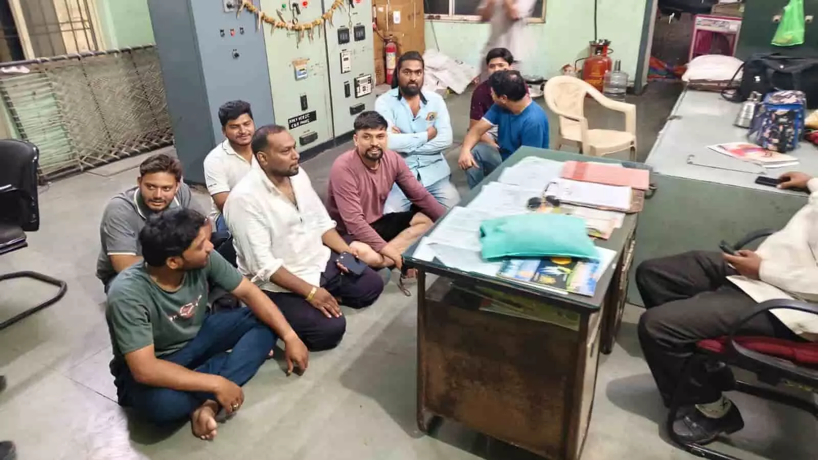 जुना जालना के महावितरण कार्यालय में बिजली कटौती के खिलाफ जमीन पर बैठकर धरना देते प्रदर्शनकारी लोग। जुना जालना के महावितरण कार्यालय में बिजली कटौती के खिलाफ जमीन पर बैठकर धरना देते प्रदर्शनकारी लोग।