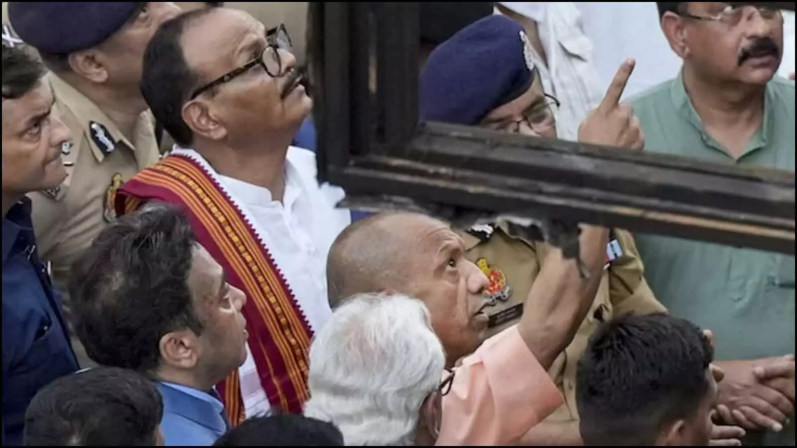 घटना स्थल का निरीक्षण करते हुए मुख्यमंत्री योगी आदित्यनाथ और प्रशासनिक अधिकारी लखनऊ में कोचिंग अग्निकांड के संदर्भ में। घटना स्थल का निरीक्षण करते हुए मुख्यमंत्री योगी आदित्यनाथ और प्रशासनिक अधिकारी लखनऊ में कोचिंग अग्निकांड के संदर्भ में।