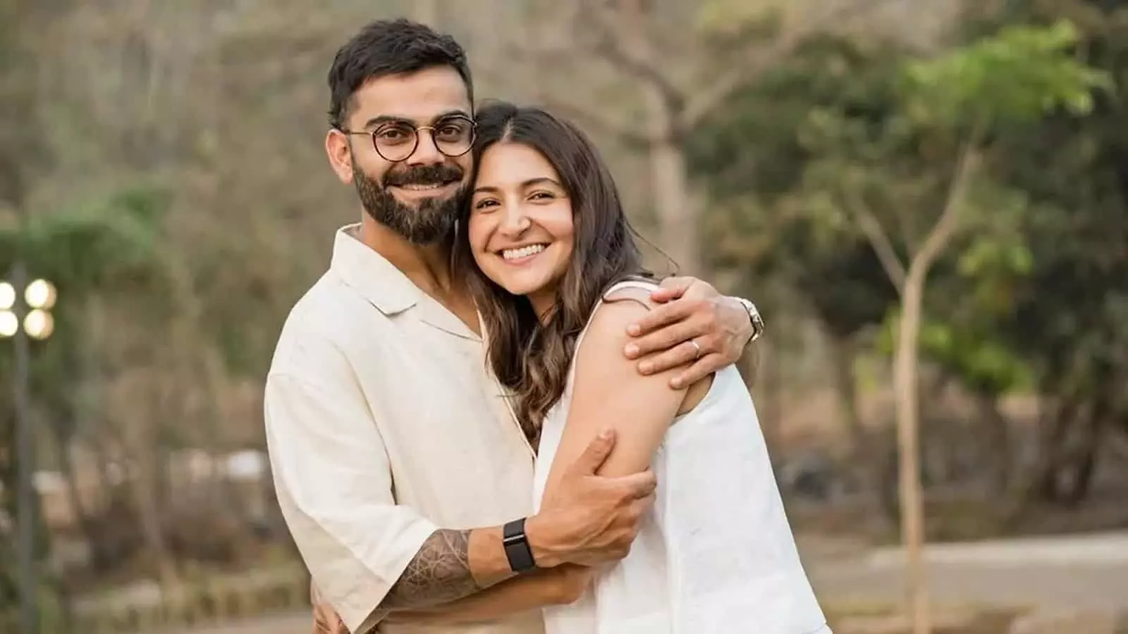 तस्वीर में क्रिकेटर विराट कोहली पत्नी अनुष्का शर्मा के साथ, जिन्होंने उनकी डाइट बदली।