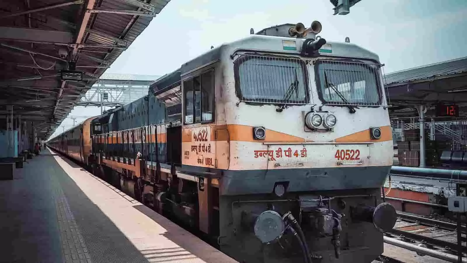 वडोदरा रेलवे स्टेशन के प्लेटफॉर्म पर खड़ी भारतीय रेलवे की एक पैसेंजर ट्रेन। वडोदरा रेलवे स्टेशन के प्लेटफॉर्म पर खड़ी भारतीय रेलवे की एक पैसेंजर ट्रेन।