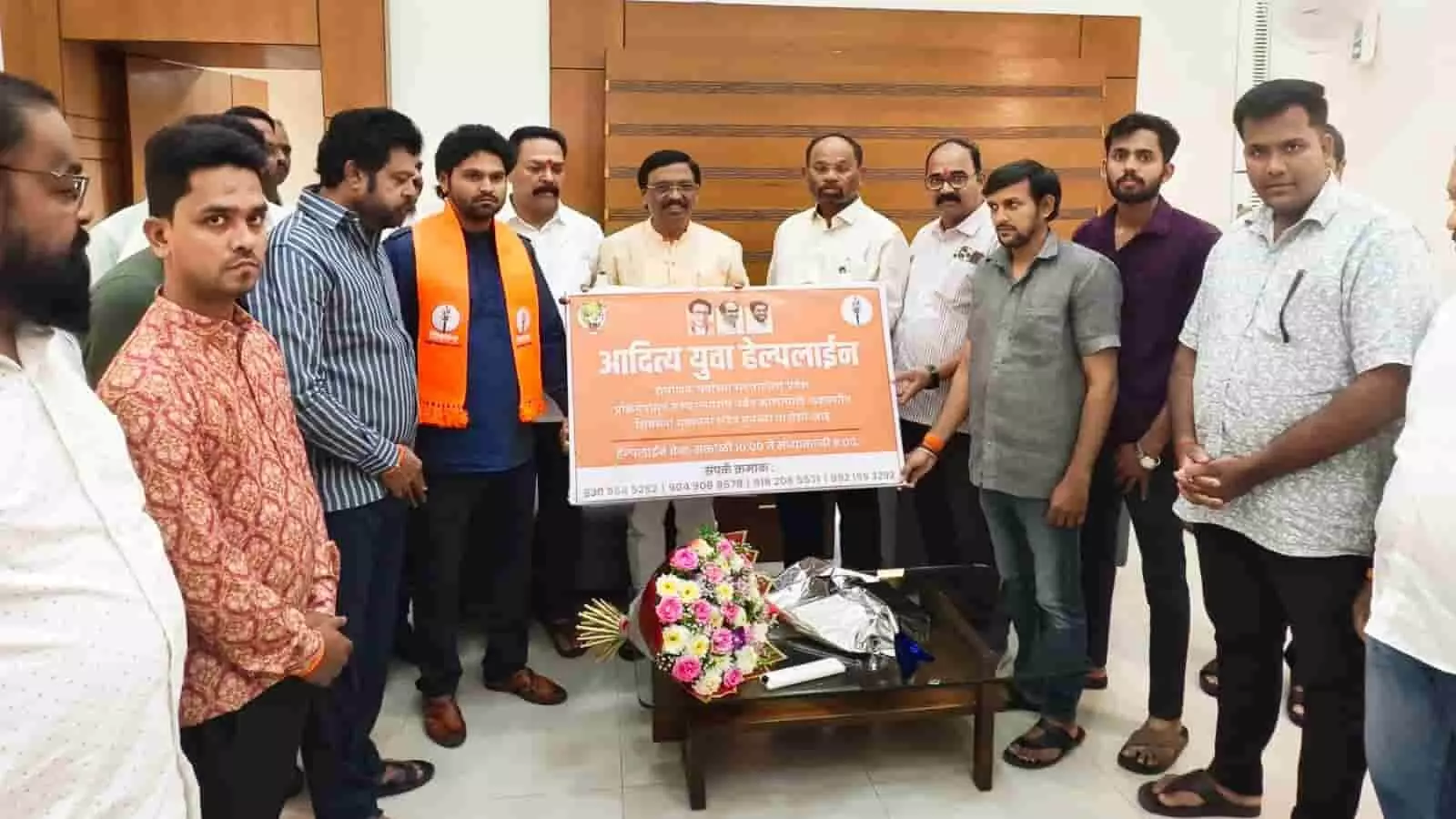 मुंबई में आदित्य युवा हेल्पलाइन की शुरुआत के दौरान पोस्टर हाथ में लिए खड़े शिवसेना के नेता और पदाधिकारी। मुंबई में आदित्य युवा हेल्पलाइन की शुरुआत के दौरान पोस्टर हाथ में लिए खड़े शिवसेना के नेता और पदाधिकारी।