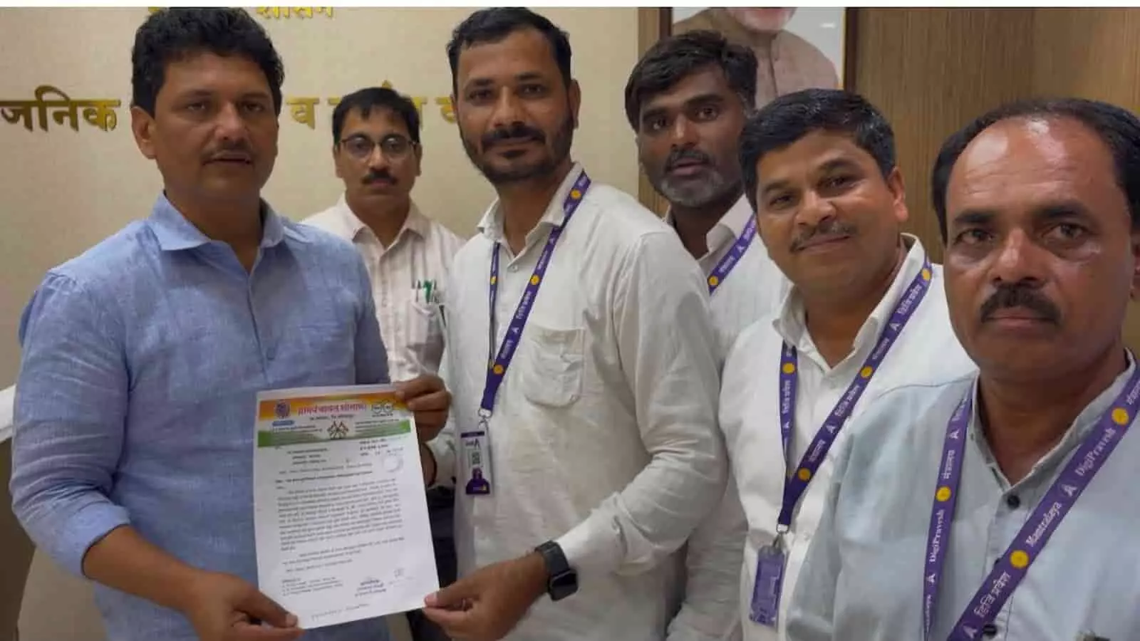 मुंबई मंत्रालय में मंत्रियों को पाझर तालाब विकास का ज्ञापन सौंपते सोनाली गांव के ग्रामीण प्रतिनिधि। मुंबई मंत्रालय में मंत्रियों को पाझर तालाब विकास का ज्ञापन सौंपते सोनाली गांव के ग्रामीण प्रतिनिधि।