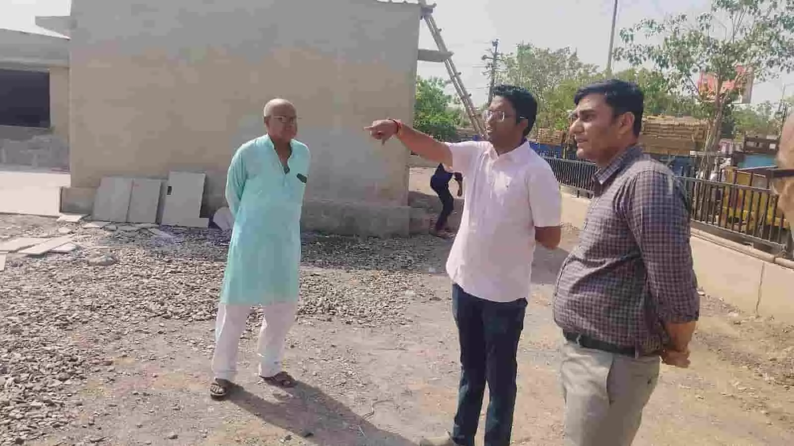 भरतपुर में मानसून पूर्व तैयारियों के निरीक्षण के दौरान अधिकारियों को दिशा-निर्देश देते जिला कलेक्टर मयंक मनीष। भरतपुर में मानसून पूर्व तैयारियों के निरीक्षण के दौरान अधिकारियों को दिशा-निर्देश देते जिला कलेक्टर मयंक मनीष।