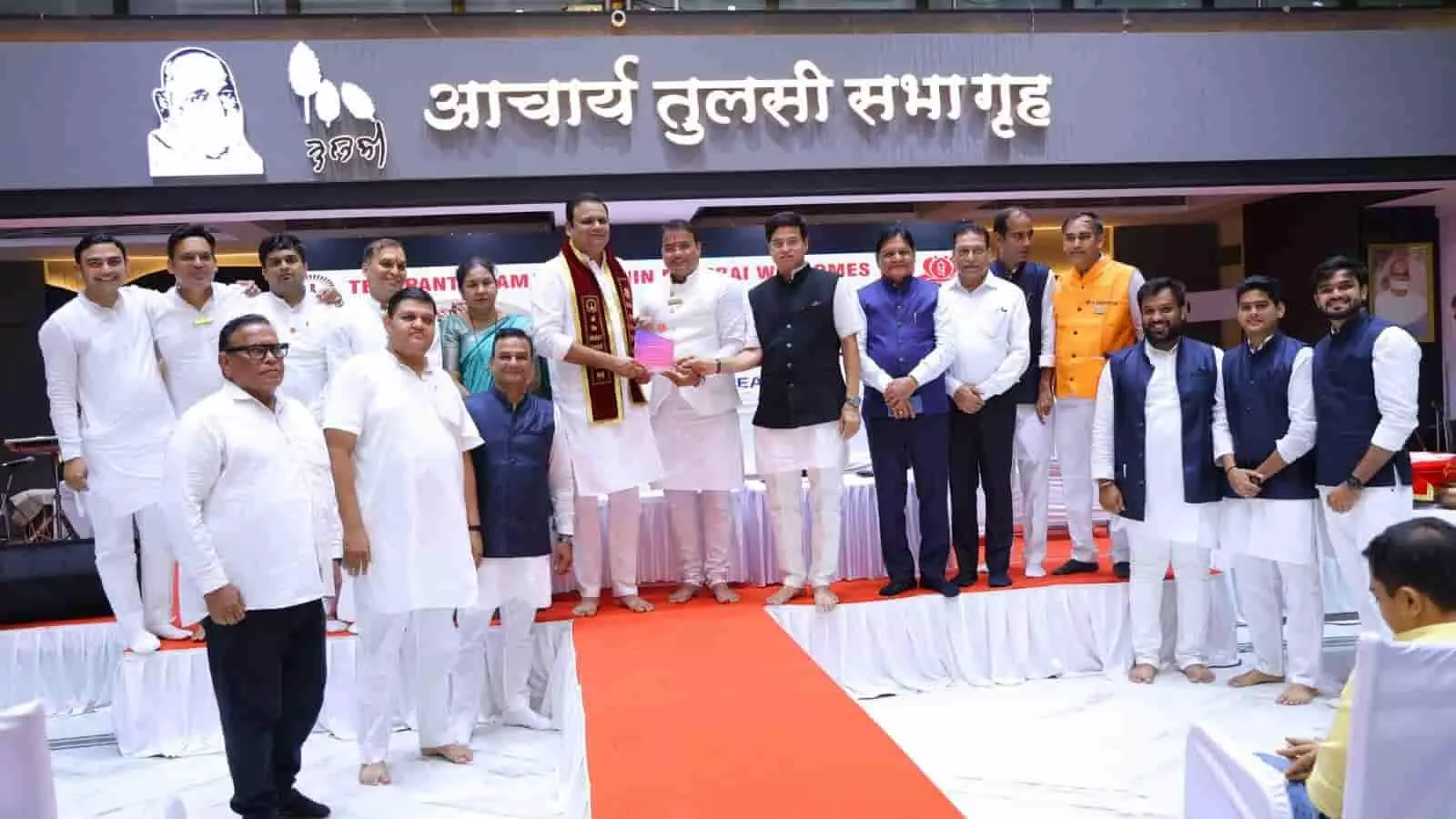 तस्वीर में दक्षिण मुंबई में शपथ ग्रहण समारोह के दौरान राहुल नार्वेकर और पदाधिकारी दिख रहे हैं।