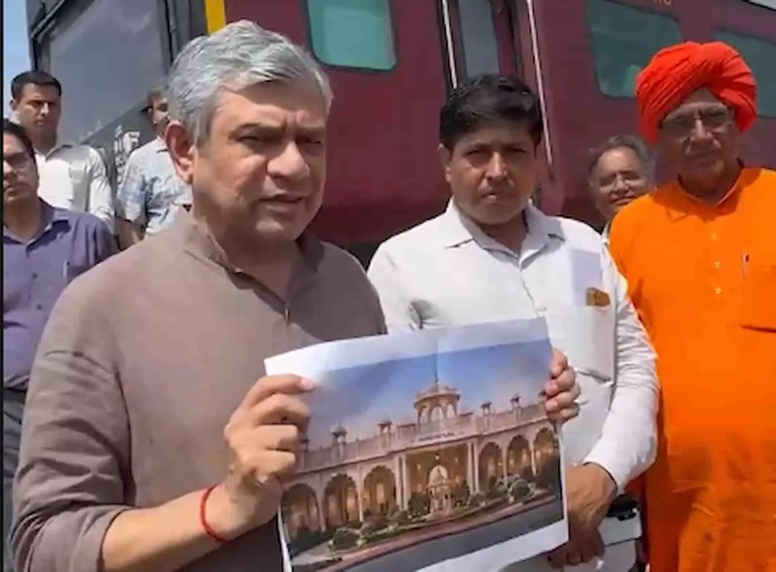तस्वीर में केंद्रीय रेल मंत्री खाटूश्यामजी के पास प्रस्तावित नए रेलवे स्टेशन का खाका दिखा रहे हैं।