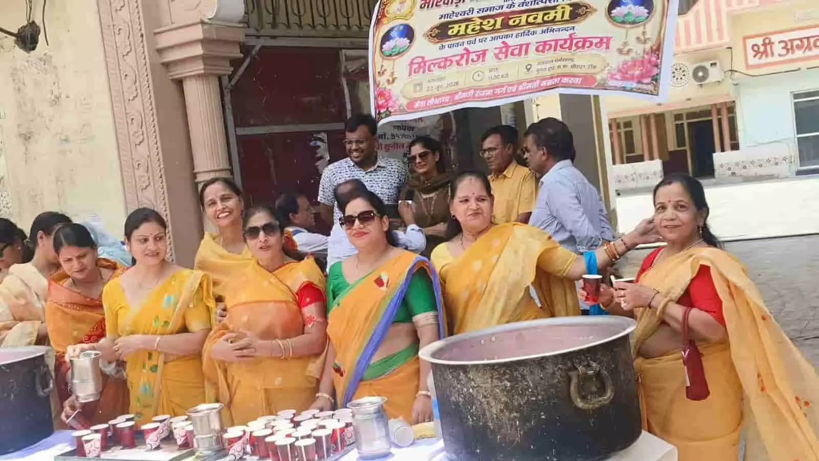 टोंक में अग्रवाल धर्मशाला के बाहर मारवाड़ी महिला समिति की सदस्य राहगीरों को ठंडा मिल्क रोज बांटती हुईं। टोंक में अग्रवाल धर्मशाला के बाहर मारवाड़ी महिला समिति की सदस्य राहगीरों को ठंडा मिल्क रोज बांटती हुईं।