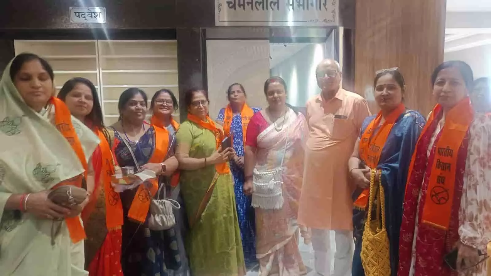 तस्वीर में भारतीय किसान संघ की महिला पदाधिकारी दिल्ली में आयोजित बैठक के दौरान।