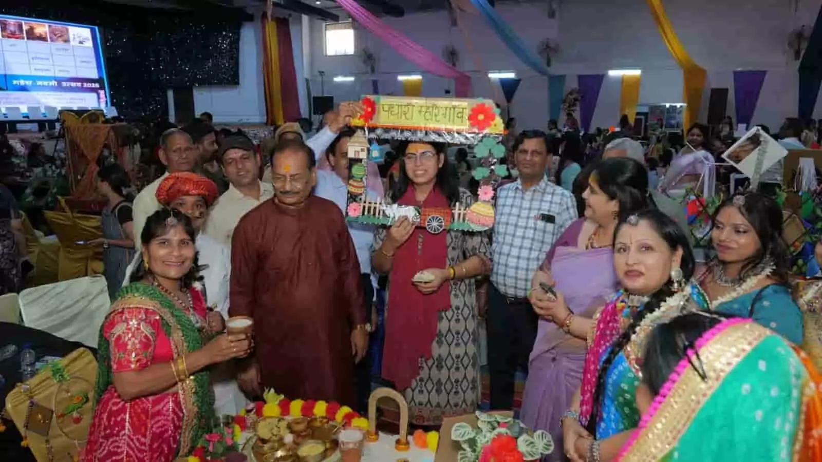 तस्वीर में माहेश्वरी महिला मंडल की प्रतिभागी कोटा में नवसृजन कार्यक्रम के सांस्कृतिक आयोजन के दौरान उपस्थित हैं