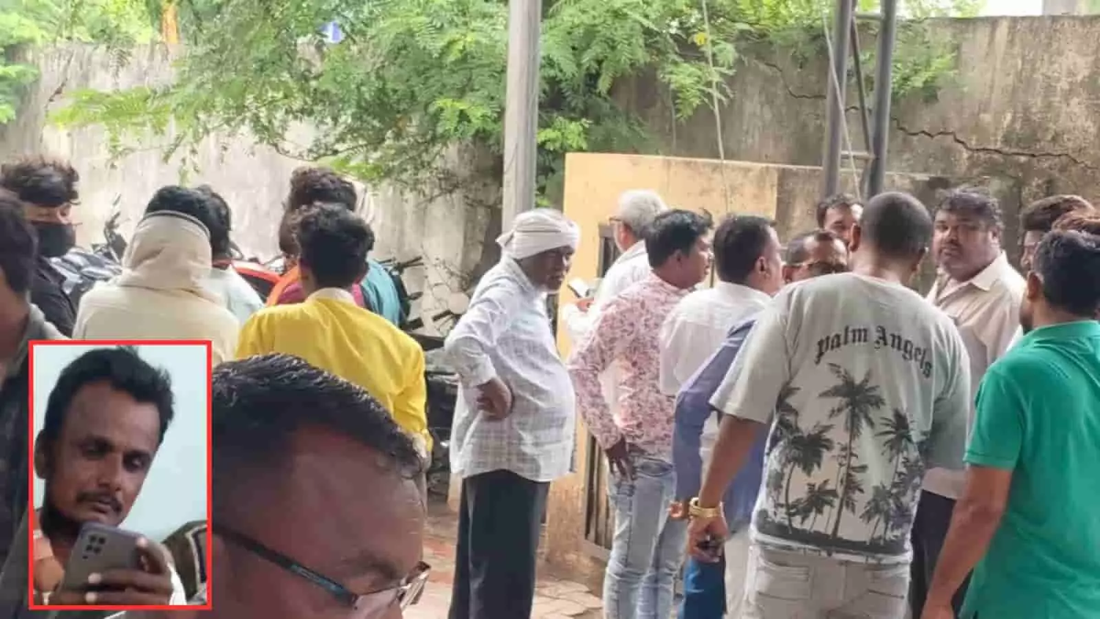 जळगावच्या धरणगावजवळ झालेल्या रस्ते अपघातानंतर घटनास्थळी नागरिकांची गर्दी दिसत आहे.