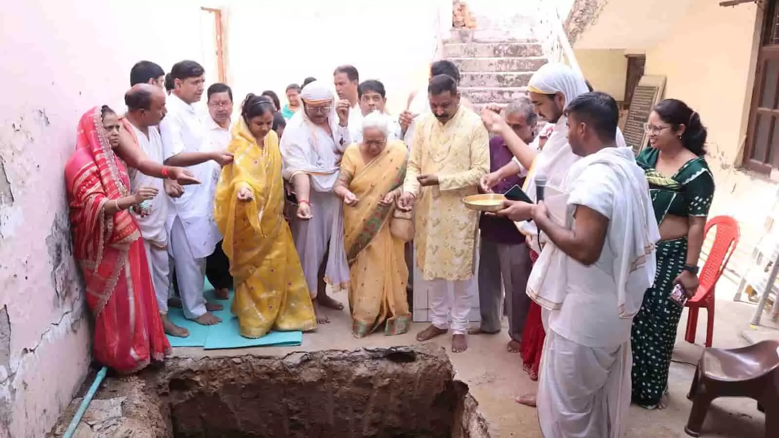 तस्वीर में श्रद्धालु और जैन समाज के सदस्य कोटा के कुण्हाड़ी स्थित मंदिर परिसर में संत निवास निर्माण शिलान्यास के दौरान उपस्थित हैं