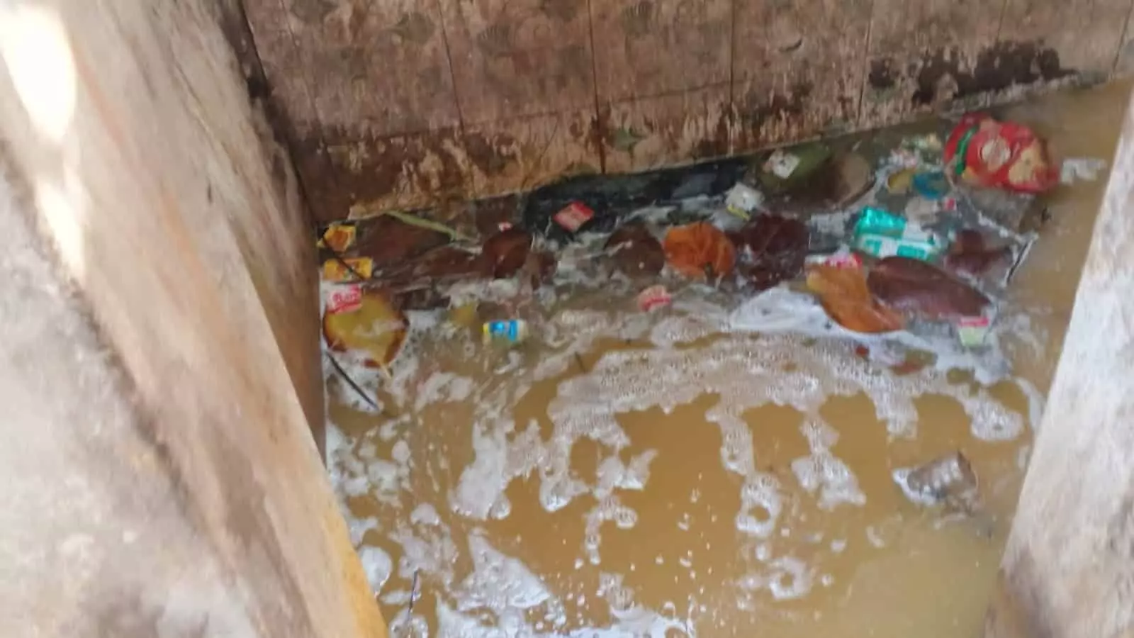 डीग के ब्रजनगर में सार्वजनिक शौचालय के फर्श पर फैला हुआ कचरा और दूषित पानी। डीग के ब्रजनगर में सार्वजनिक शौचालय के फर्श पर फैला हुआ कचरा और दूषित पानी।