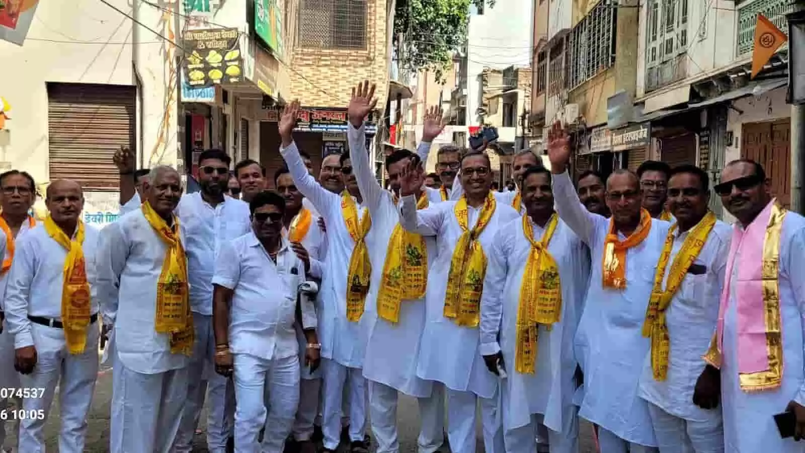 तस्वीर में माहेश्वरी समाज के सदस्य राजसमंद में महेश नवमी शोभायात्रा के दौरान शामिल हैं तस्वीर में माहेश्वरी समाज के सदस्य राजसमंद में महेश नवमी शोभायात्रा के दौरान शामिल हैं
