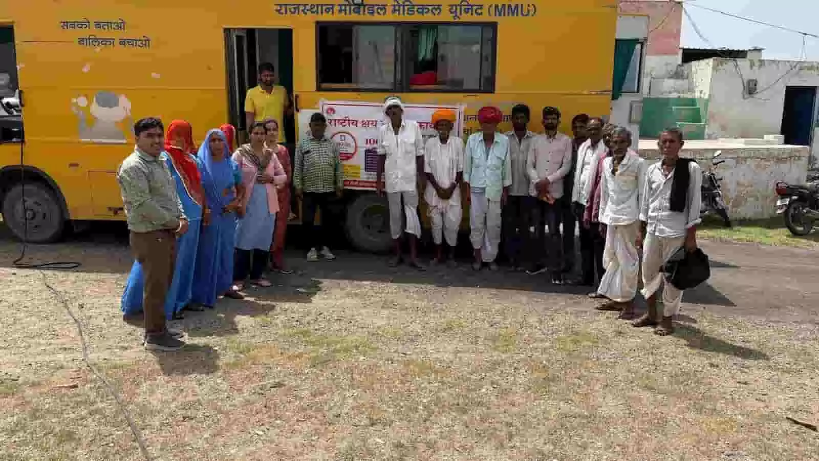 ब्यावर की मोबाइल मेडिकल वैन के सामने खड़े स्वास्थ्य कर्मी और ग्रामीण रायपुर के फतेह खेड़ा गांव में टीबी जांच शिविर के दौरान। ब्यावर की मोबाइल मेडिकल वैन के सामने खड़े स्वास्थ्य कर्मी और ग्रामीण रायपुर के फतेह खेड़ा गांव में टीबी जांच शिविर के दौरान।