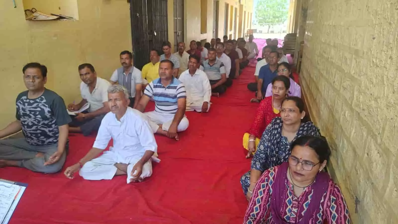ओसियां के विद्यालय में आयोजित प्रांतीय योग कार्यशाला के दौरान जमीन पर बैठकर योगाभ्यास करते प्रतिभागी। ओसियां के विद्यालय में आयोजित प्रांतीय योग कार्यशाला के दौरान जमीन पर बैठकर योगाभ्यास करते प्रतिभागी।