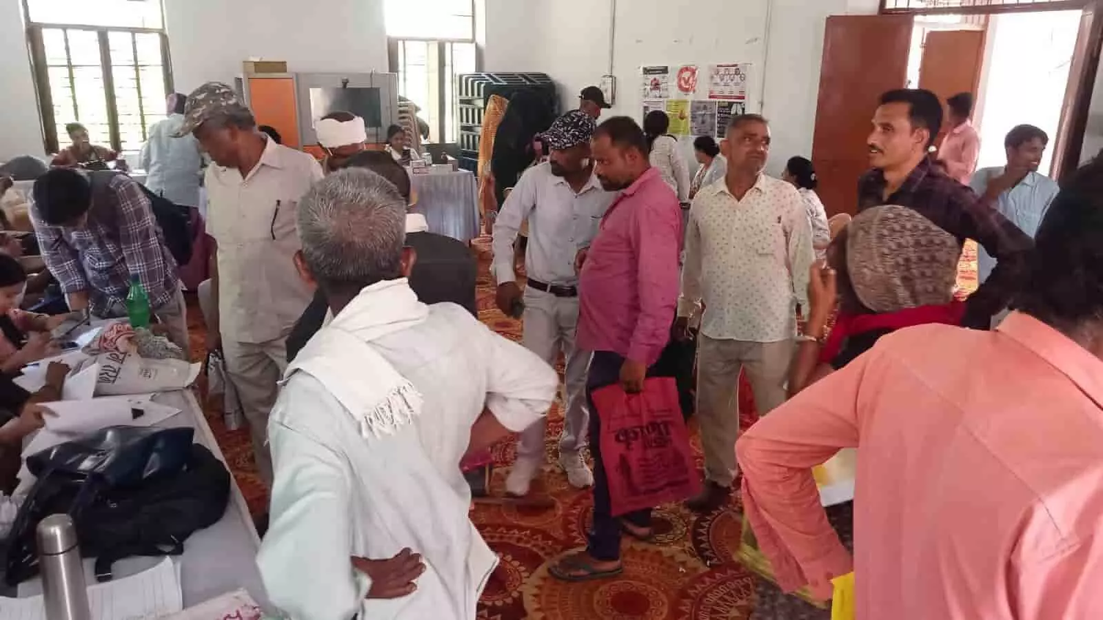 ग्राम पंचायत झूँथरी में आयोजित ग्रामीण सेवा शिविर के दौरान अधिकारियों के समक्ष समस्याओं को लेकर खड़े ग्रामीण। ग्राम पंचायत झूँथरी में आयोजित ग्रामीण सेवा शिविर के दौरान अधिकारियों के समक्ष समस्याओं को लेकर खड़े ग्रामीण।