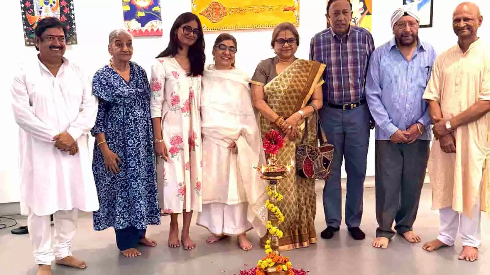 जयपुर के जवाहर कला केंद्र में कला प्रदर्शनी के उद्घाटन समारोह के दौरान दीप प्रज्वलन के पास खड़े अतिथि और कलाकार। जयपुर के जवाहर कला केंद्र में कला प्रदर्शनी के उद्घाटन समारोह के दौरान दीप प्रज्वलन के पास खड़े अतिथि और कलाकार।