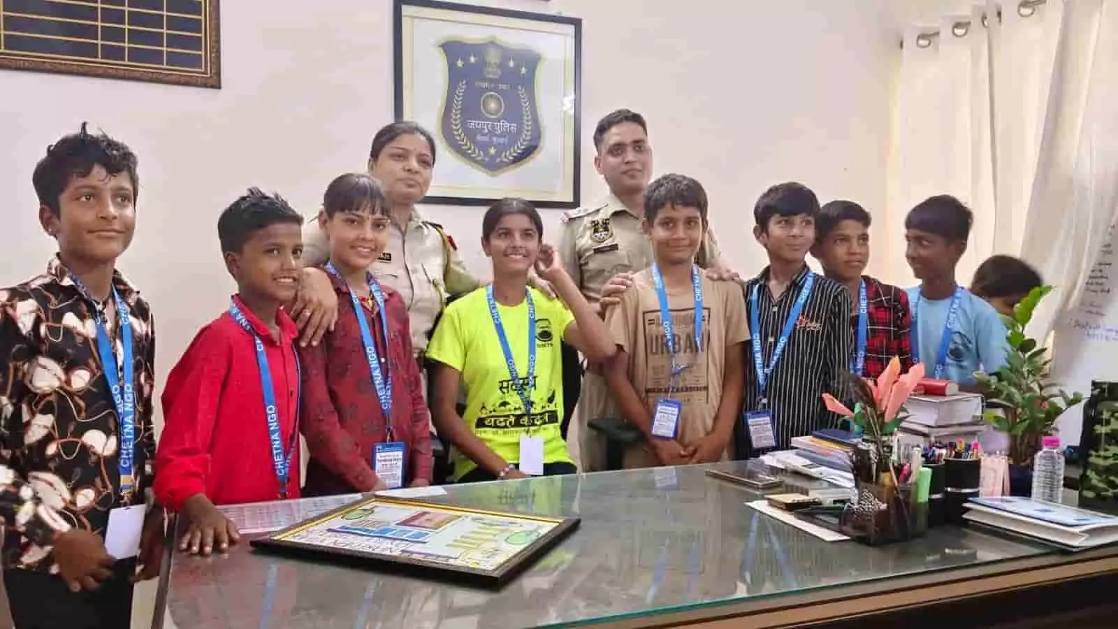 जयपुर के नारायण विहार पुलिस थाने में पुलिस अधिकारियों के साथ खड़े बच्चे समूह चित्र के दौरान पोज देते हुए। जयपुर के नारायण विहार पुलिस थाने में पुलिस अधिकारियों के साथ खड़े बच्चे समूह चित्र के दौरान पोज देते हुए।