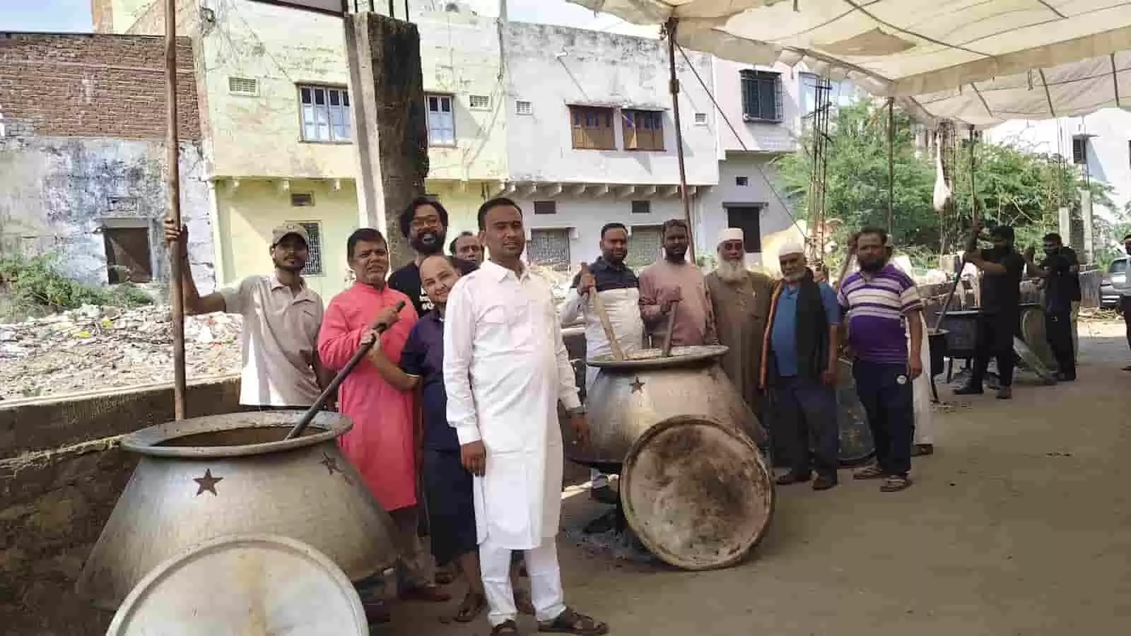 तस्वीर में फतहनगर के हुसैनी चौक पर मोहर्रम कार्यक्रम में शामिल स्थानीय नागरिक दिखाई दे रहे हैं तस्वीर में फतहनगर के हुसैनी चौक पर मोहर्रम कार्यक्रम में शामिल स्थानीय नागरिक दिखाई दे रहे हैं