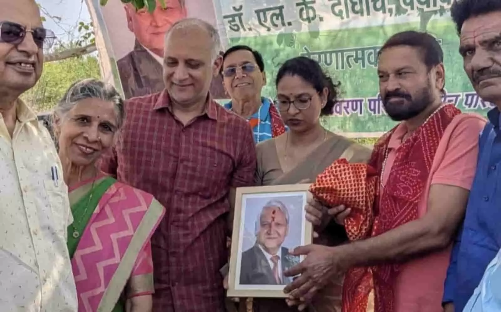 तस्वीर में स्मृति वन कोटा में डॉ. एल.के. दाधीच श्रद्धांजलि कार्यक्रम के दौरान उपस्थित पर्यावरण कार्यकर्ता और अतिथि दिख रहे हैं तस्वीर में स्मृति वन कोटा में डॉ. एल.के. दाधीच श्रद्धांजलि कार्यक्रम के दौरान उपस्थित पर्यावरण कार्यकर्ता और अतिथि दिख रहे हैं